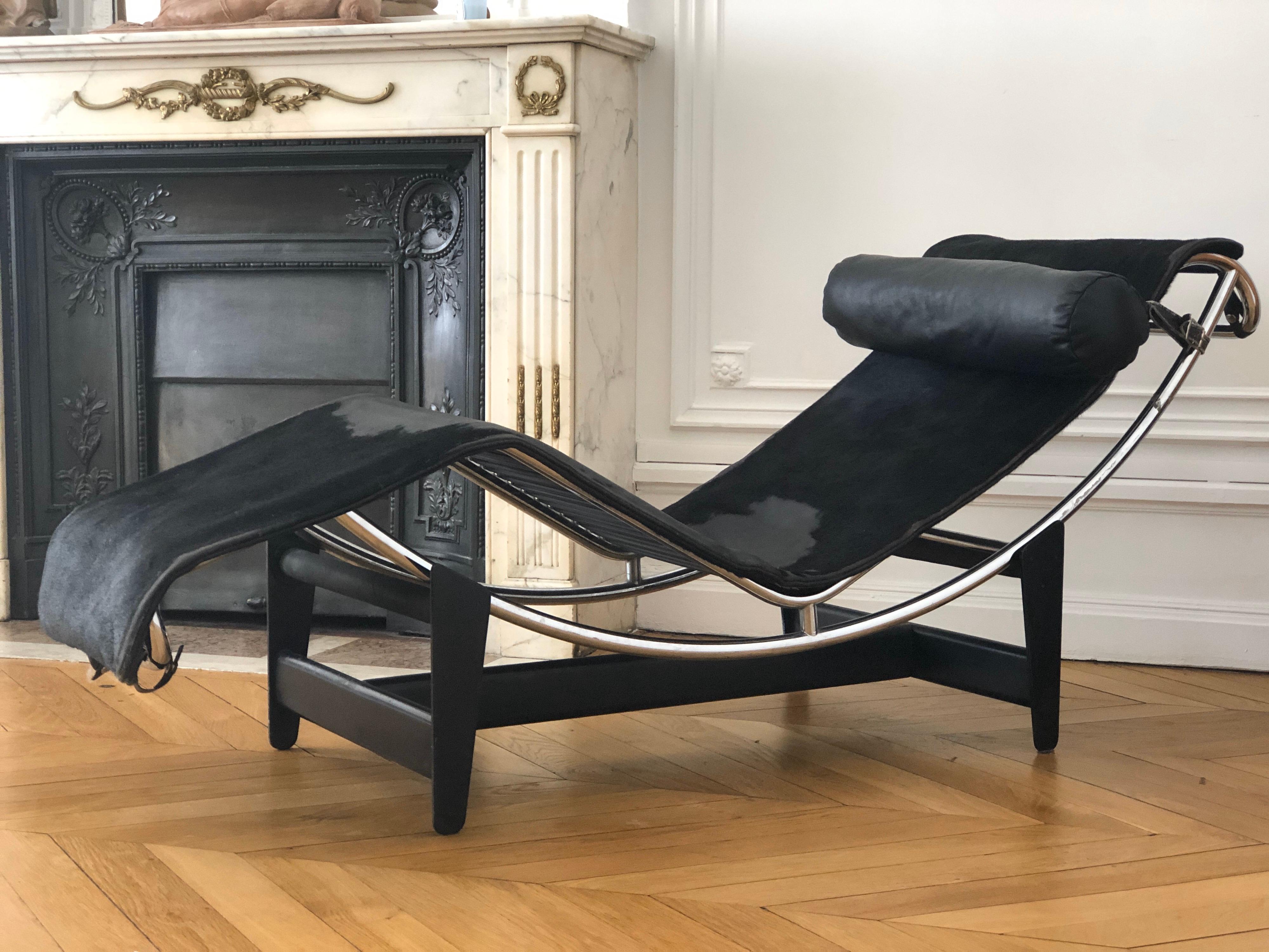 Rare and beautifully preserved for it age LC4 chaise longue, this a very early number 737 signed Le Corbusier. This lounge chair is original, edition from 1960.
This LC4 lounge chair for Cassina is in a superb vintage condition, with adjustable