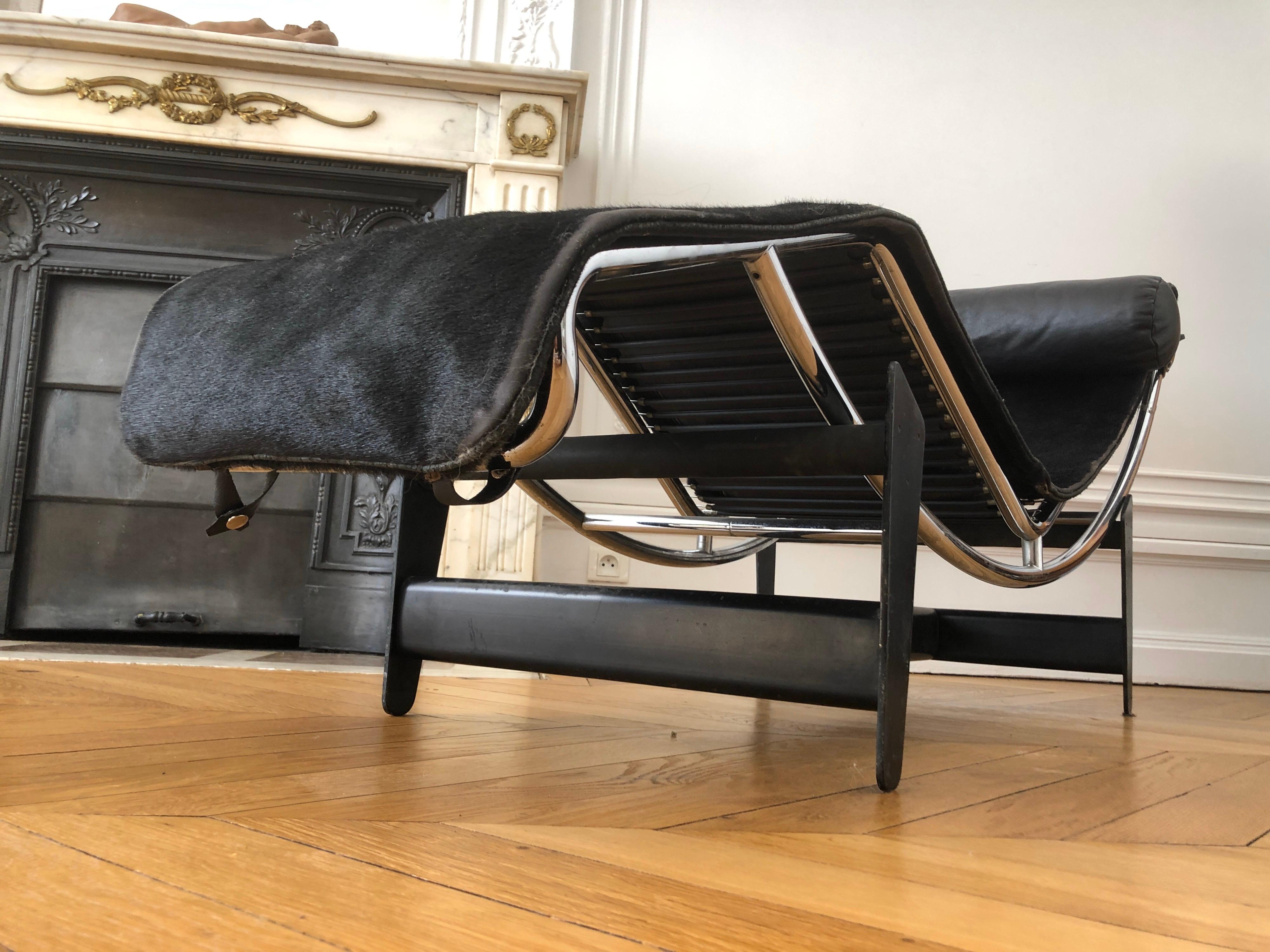 Rare Early Le Corbusier LC4 Chaise Lounge Cassina Signed Nr. 737, 1960s In Good Condition For Sale In Paris, France
