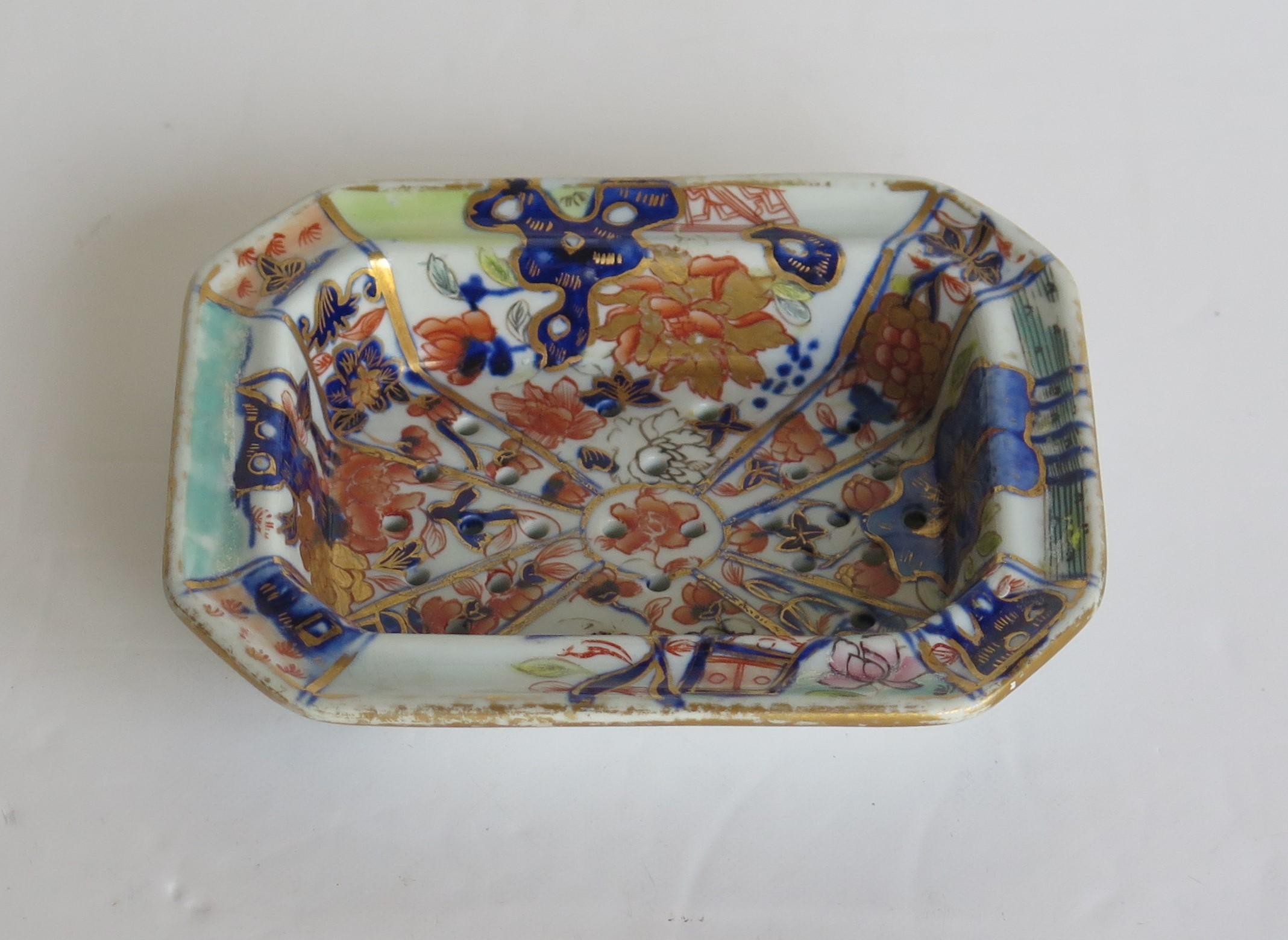 This is a very good soap dish decorated in the Fence, Rock and Gold flower pattern, made by Mason's Ironstone in the early 19th century Georgian period, circa 1813-1820 

Soap Dishes by Mason's Ironstone are rare items and this is a very early