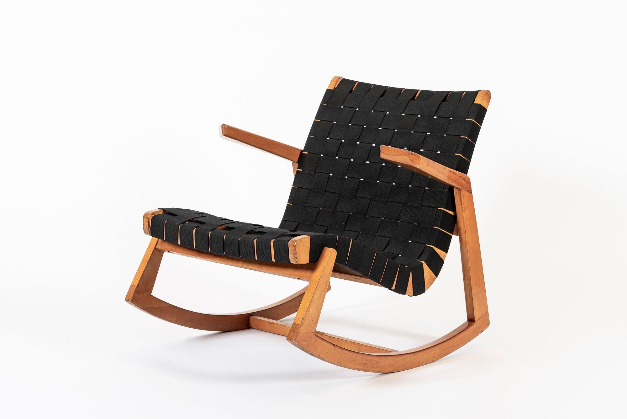 Mid-Century moderno Rara sedia a dondolo in legno del primo Novecento di Ralph Rapson, anni '40 in vendita