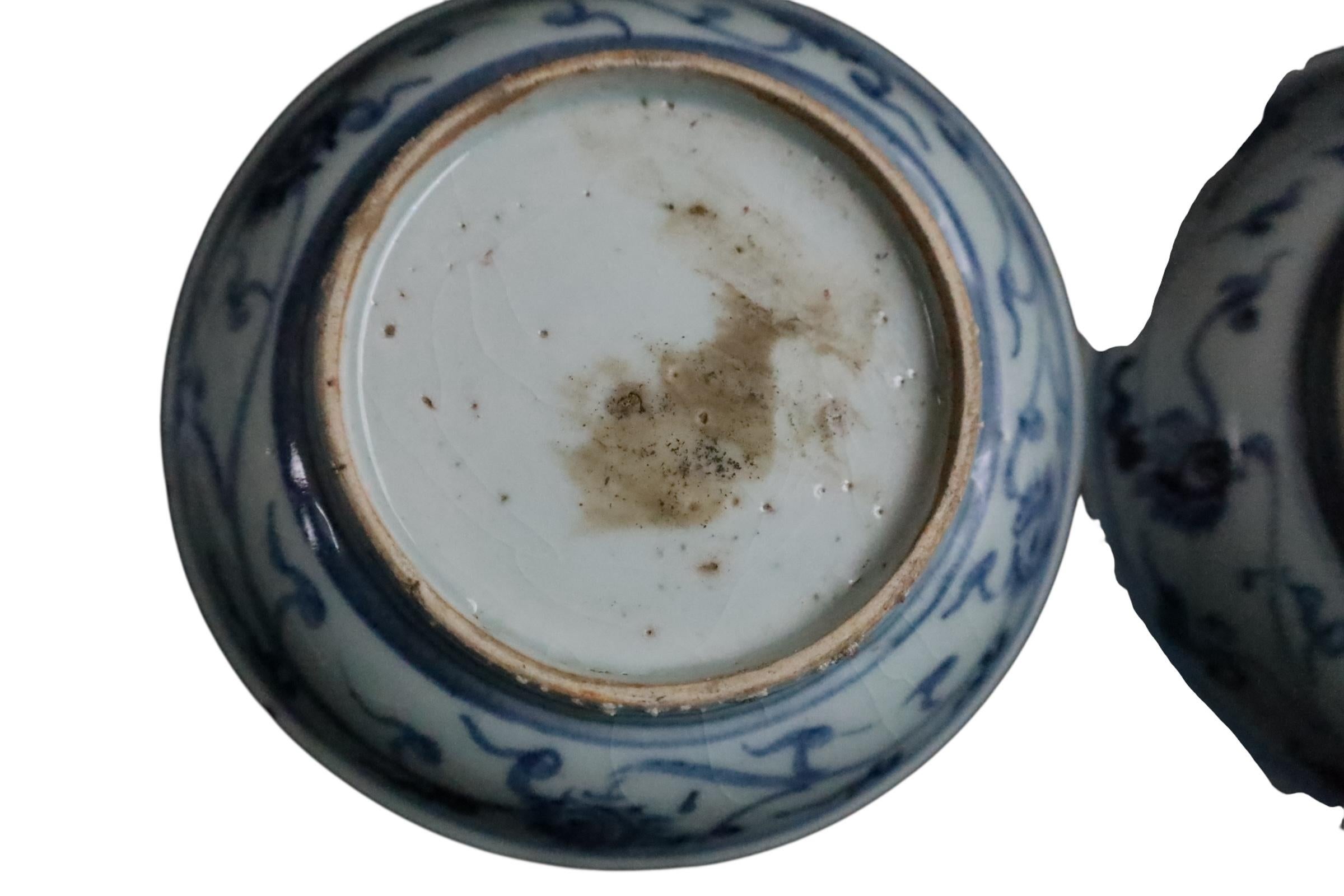 Rare Early Ming Dynasty Blue-and-White Porcelain Plates For Sale 6