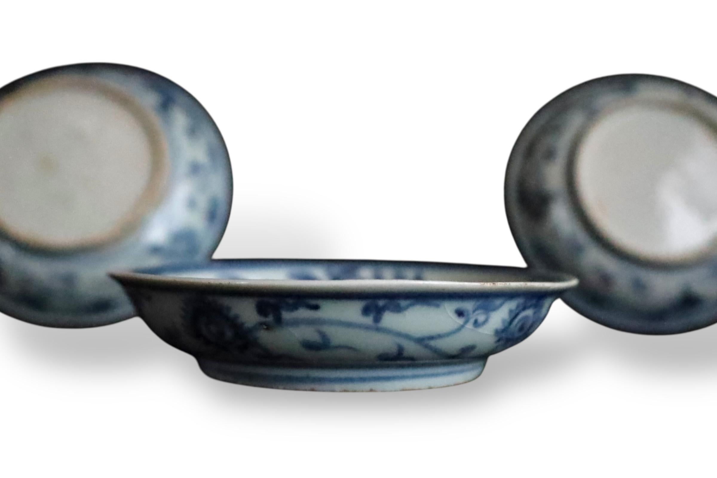 Rare Early Ming Dynasty Blue-and-White Porcelain Plates For Sale 7