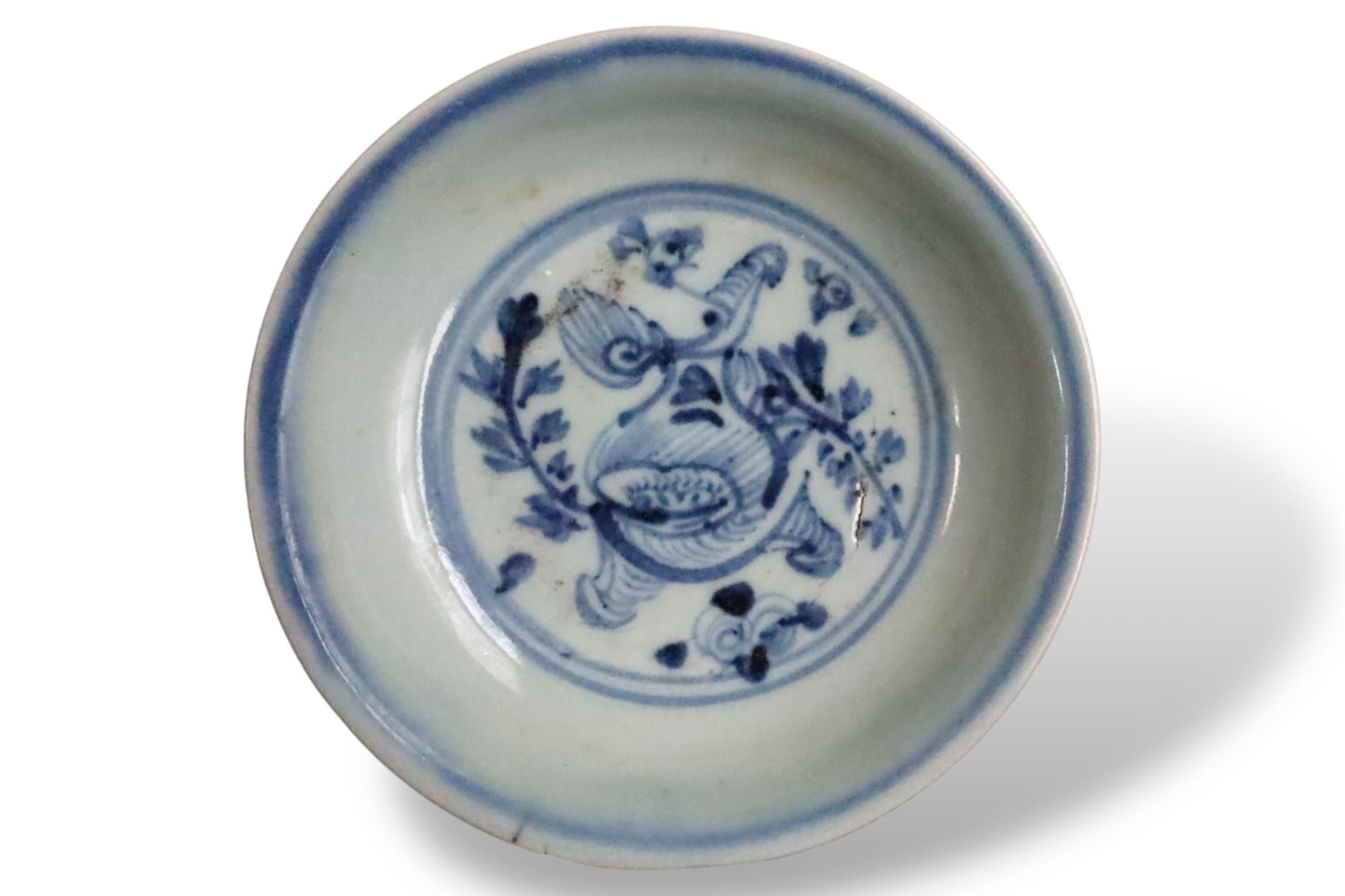 Hand-Crafted Rare Early Ming Dynasty Blue-and-White Porcelain Plates For Sale