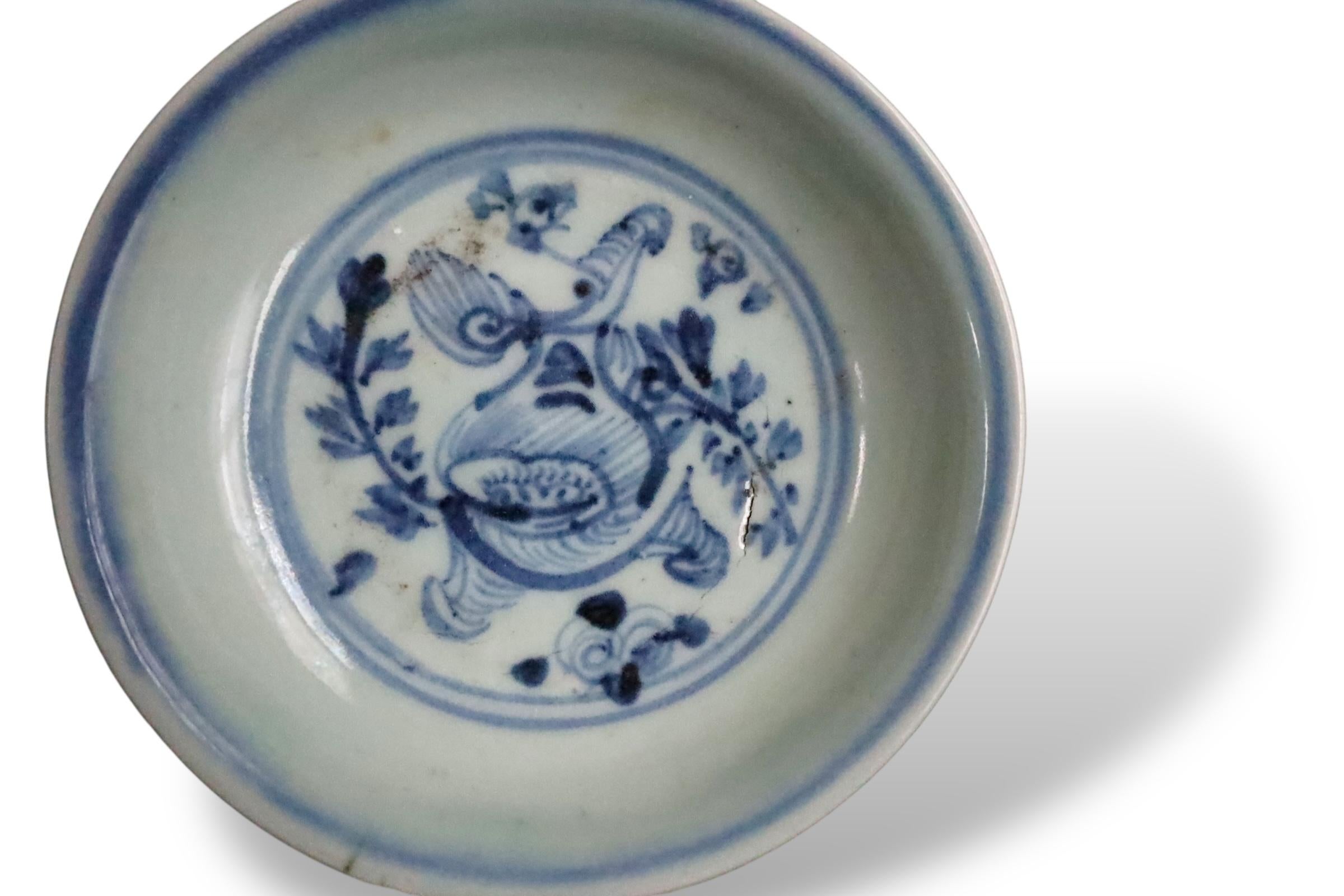Rare Early Ming Dynasty Blue-and-White Porcelain Plates In Good Condition For Sale In Fukuoka, JP