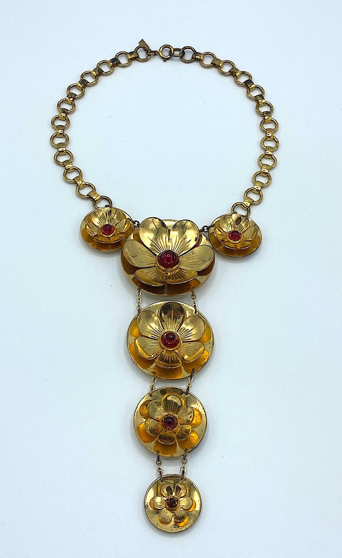 A lovely and very early necklace by US fashion jewelry company Monet Jewelers. Today, the 100 year old company is simply nows as Monet. This necklace is rare and true collector's piece dating from the late 1930s to early 1940s. The necklace features
