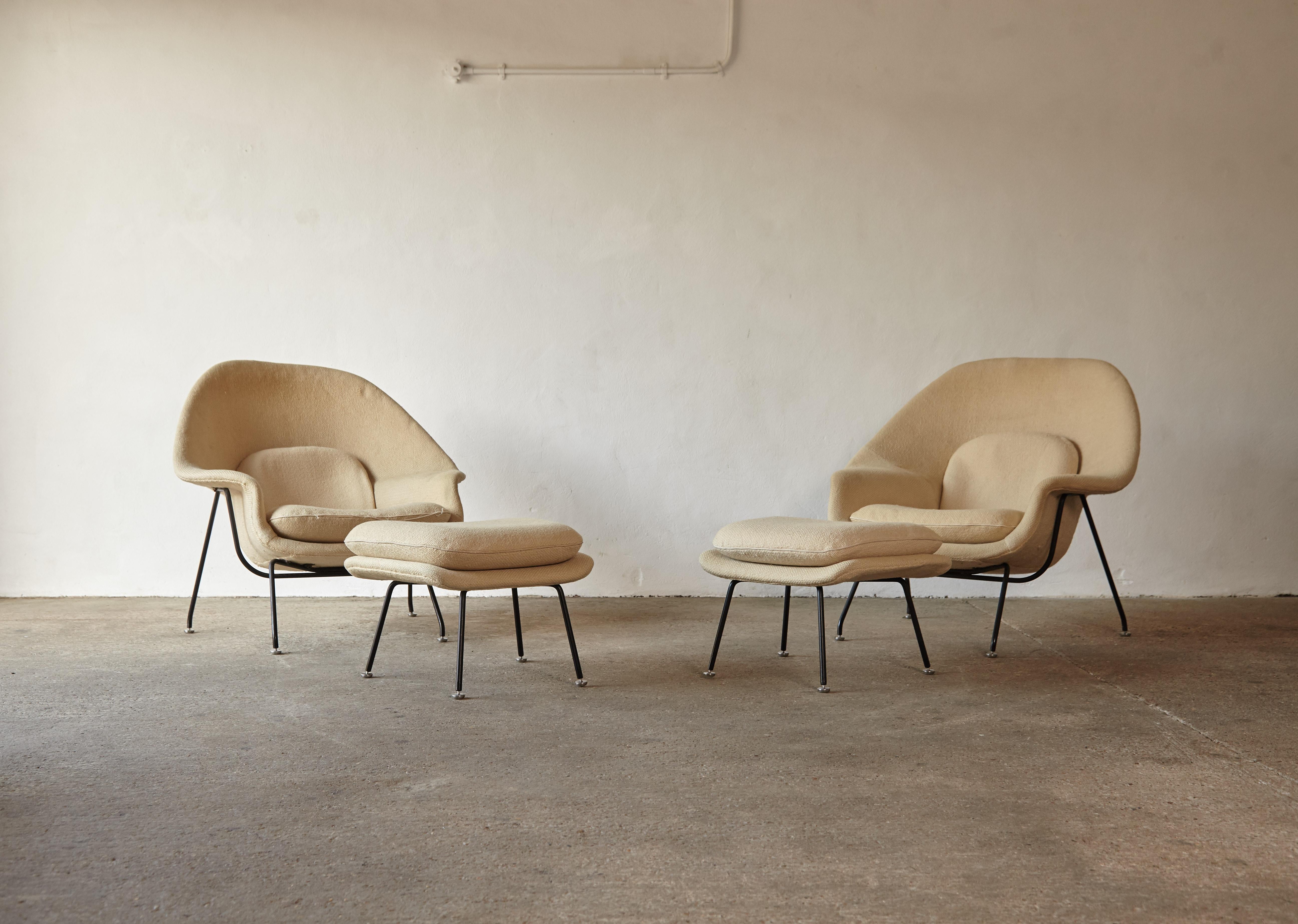 A very rare pair of early production Eero Saarinen womb chairs and ottomans, made by Knoll, USA, 1950s. Original Knoll fabric, fibreglass, black enameled steel frames and first edition feet / glides. Structually sound. The foam is a bit dry on one