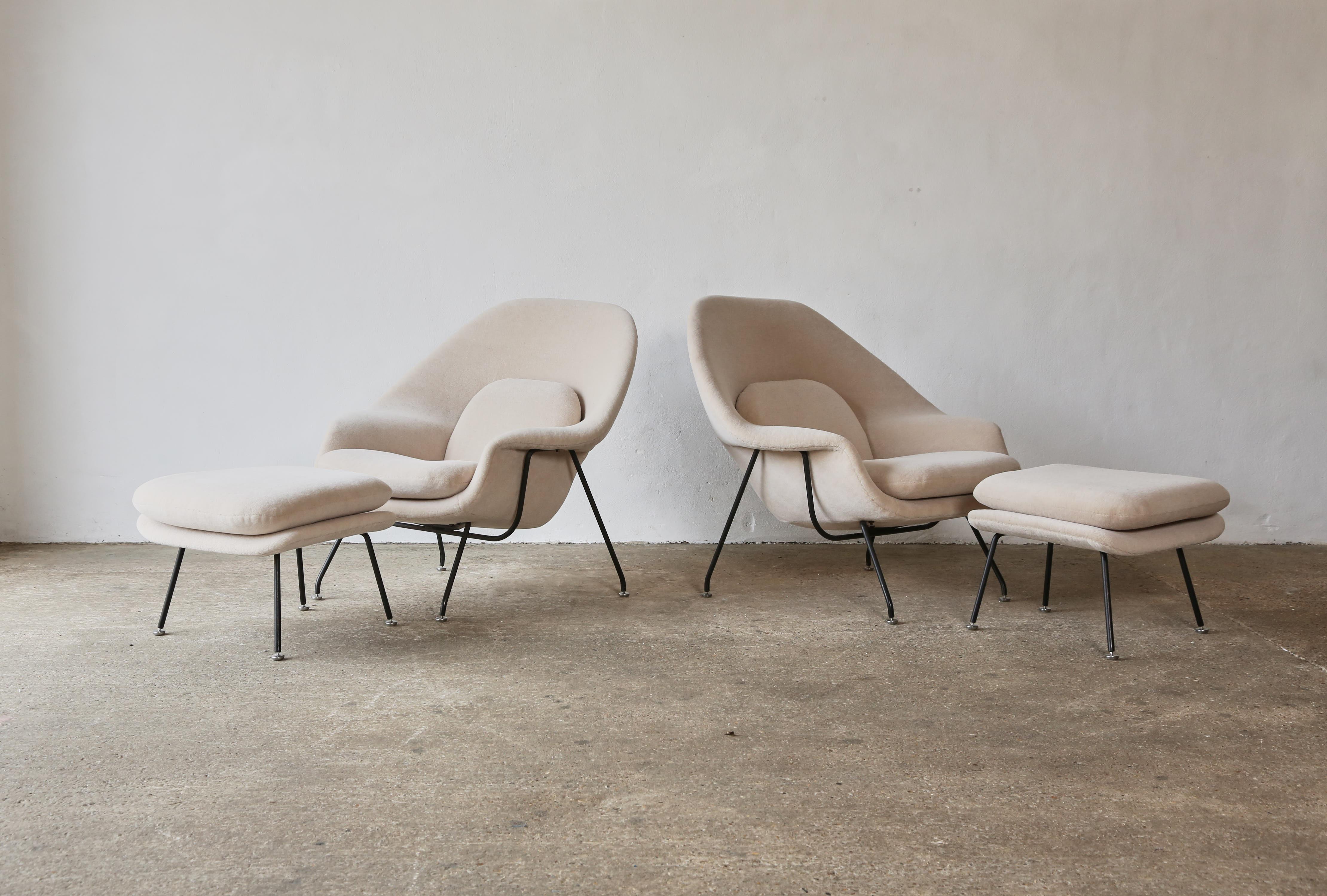 Ein sehr seltenes Paar früher Eero-Saarinen-Sessel und -Ottomanen, hergestellt von Knoll, USA, 1950er Jahre.  Fiberglas, schwarz emaillierte Stahlrahmen und Füße / Gleiter aus der Erstausgabe. Neu gepolstert mit einem luxuriösen, weichen Stoff aus