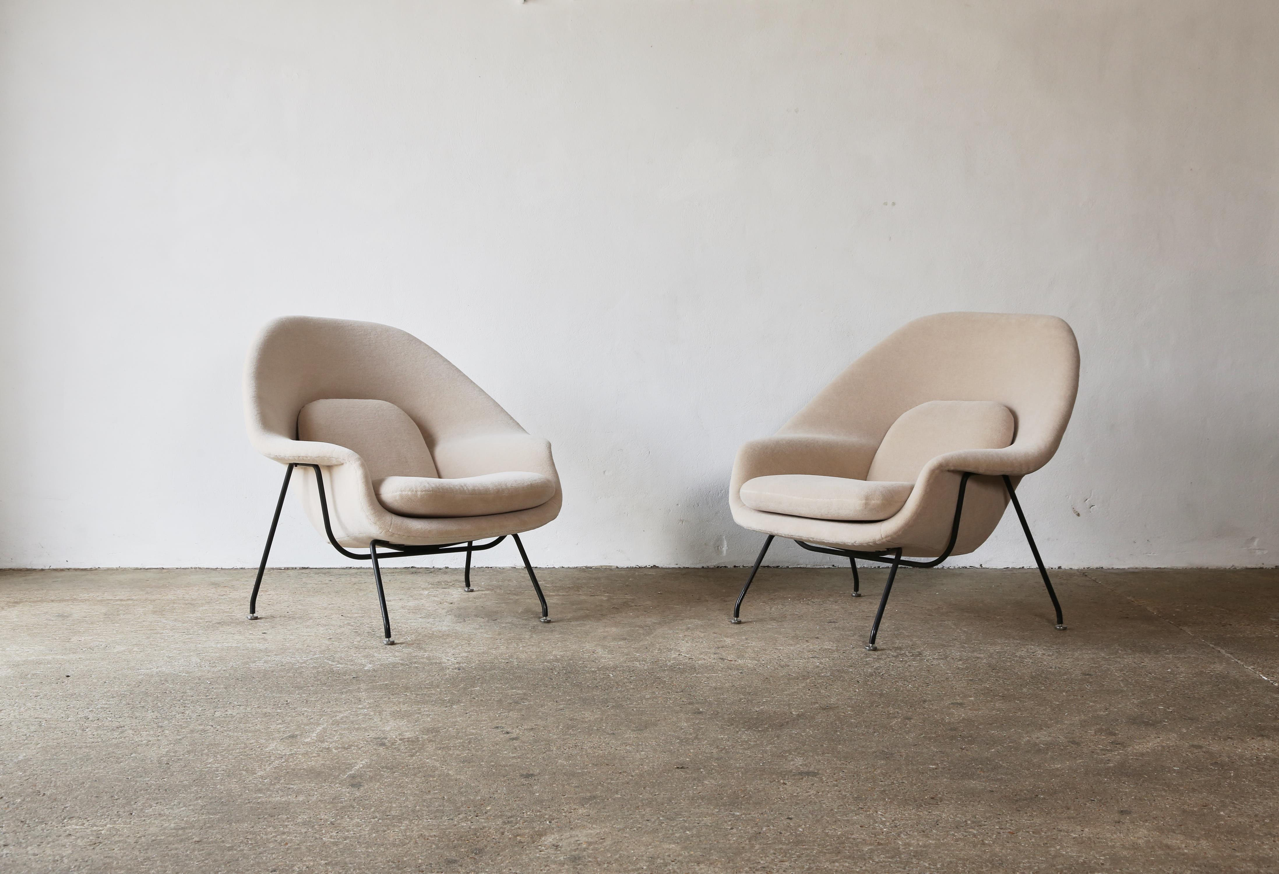 Mid-Century Modern Rare Early Pair of Eero Saarinen Womb Chairs and Ottomans, Knoll, USA, 1950s For Sale
