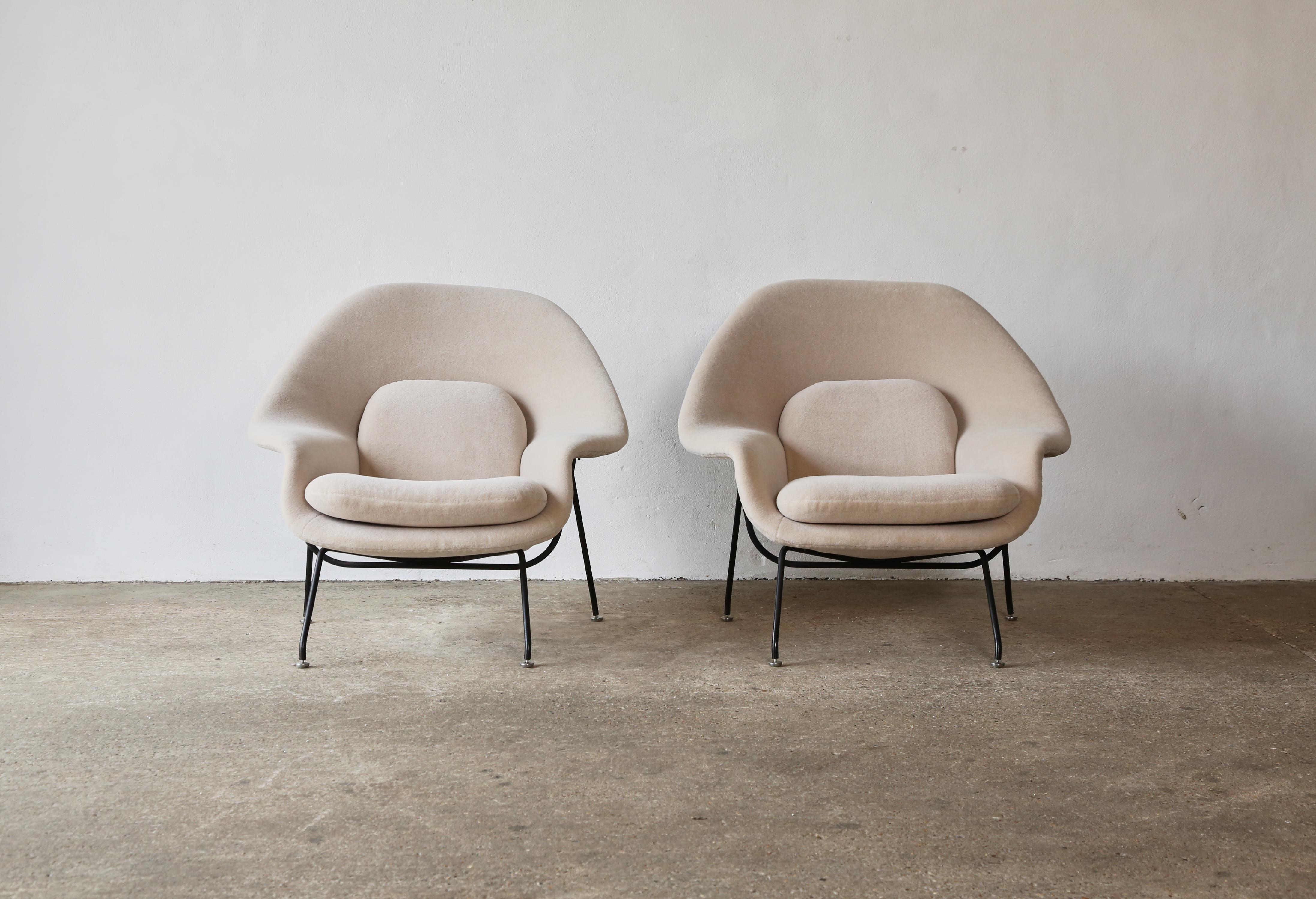 American Rare Early Pair of Eero Saarinen Womb Chairs and Ottomans, Knoll, USA, 1950s For Sale