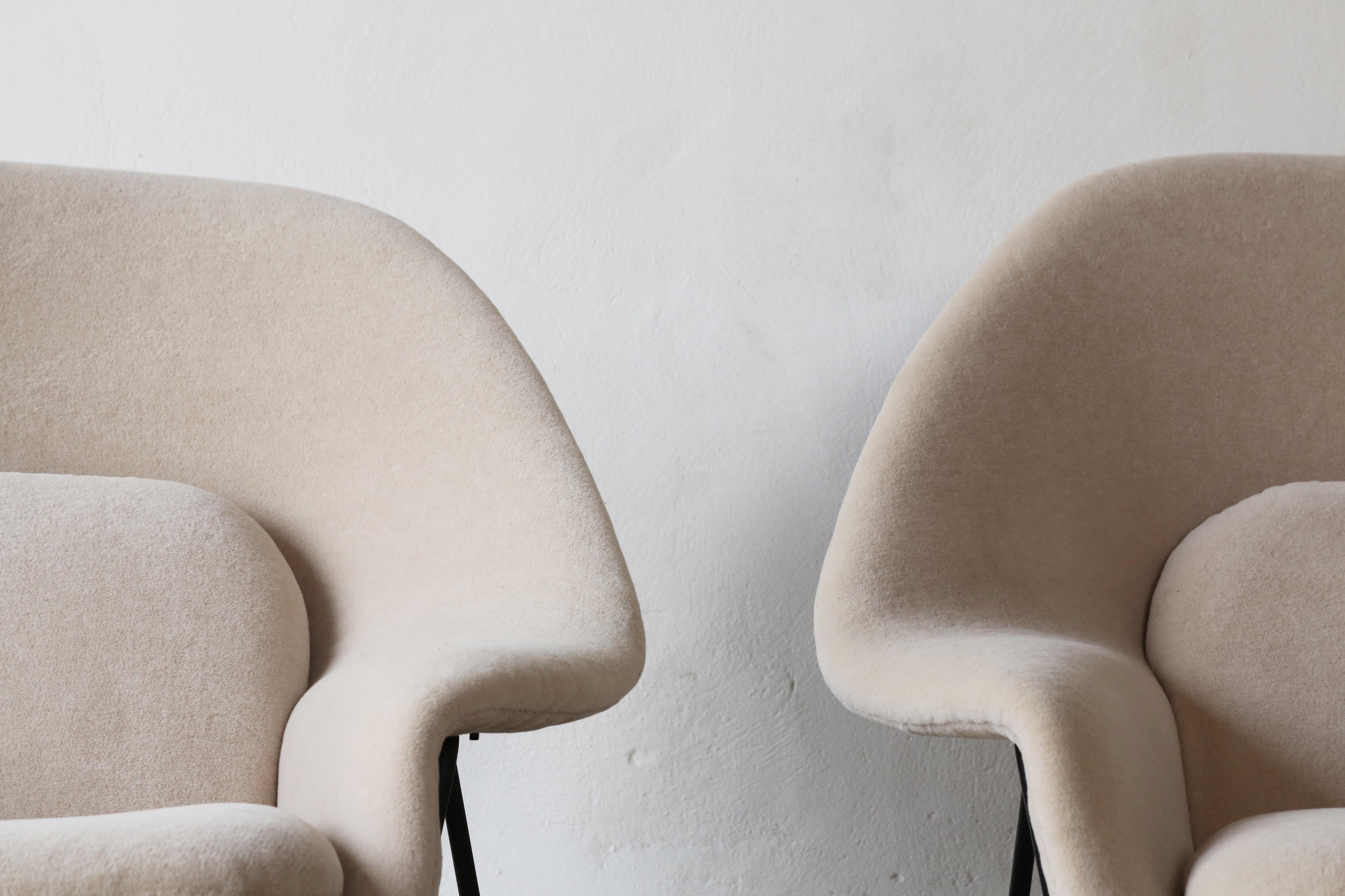 Rare Early Pair of Eero Saarinen Womb Chairs and Ottomans, Knoll, USA, 1950s In Good Condition For Sale In London, GB