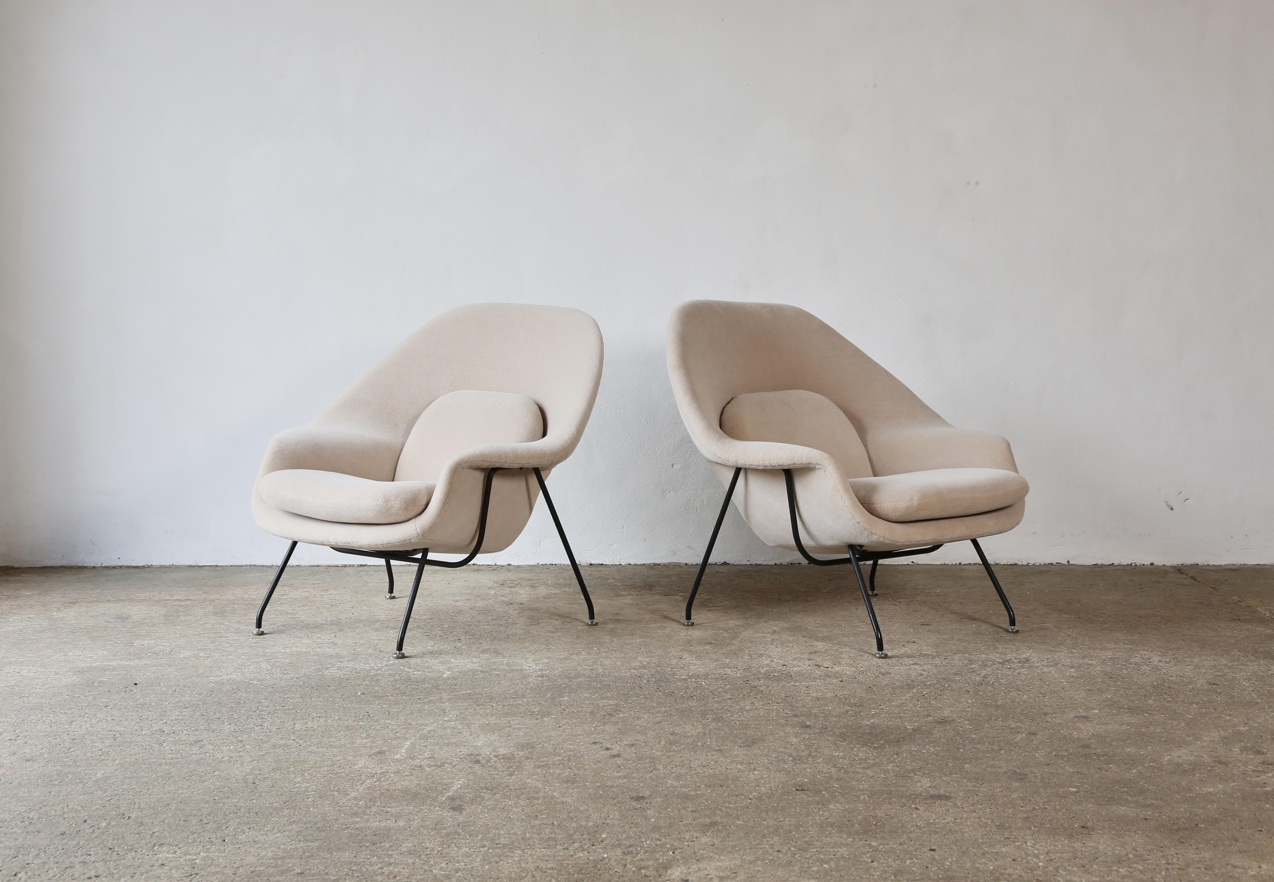 Seltenes frühes Paar Womb Chairs und Ottomane von Eero Saarinen, Knoll, USA, 1950er Jahre (Stahl) im Angebot