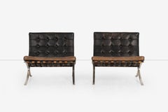 Seltenes frühes Paar Mies van der Rohe Barcelona-Stühle und Ottomane, um 1960