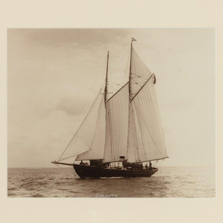 Ein seltener früher fotografischer Abzug des Schoners Cacouna auf dem Solent. An der Spitze ihres Hauptmastes trägt sie das Wappen des Royal Thames Yacht Club.
Mit Tinte signiert. Kirk Cowes.