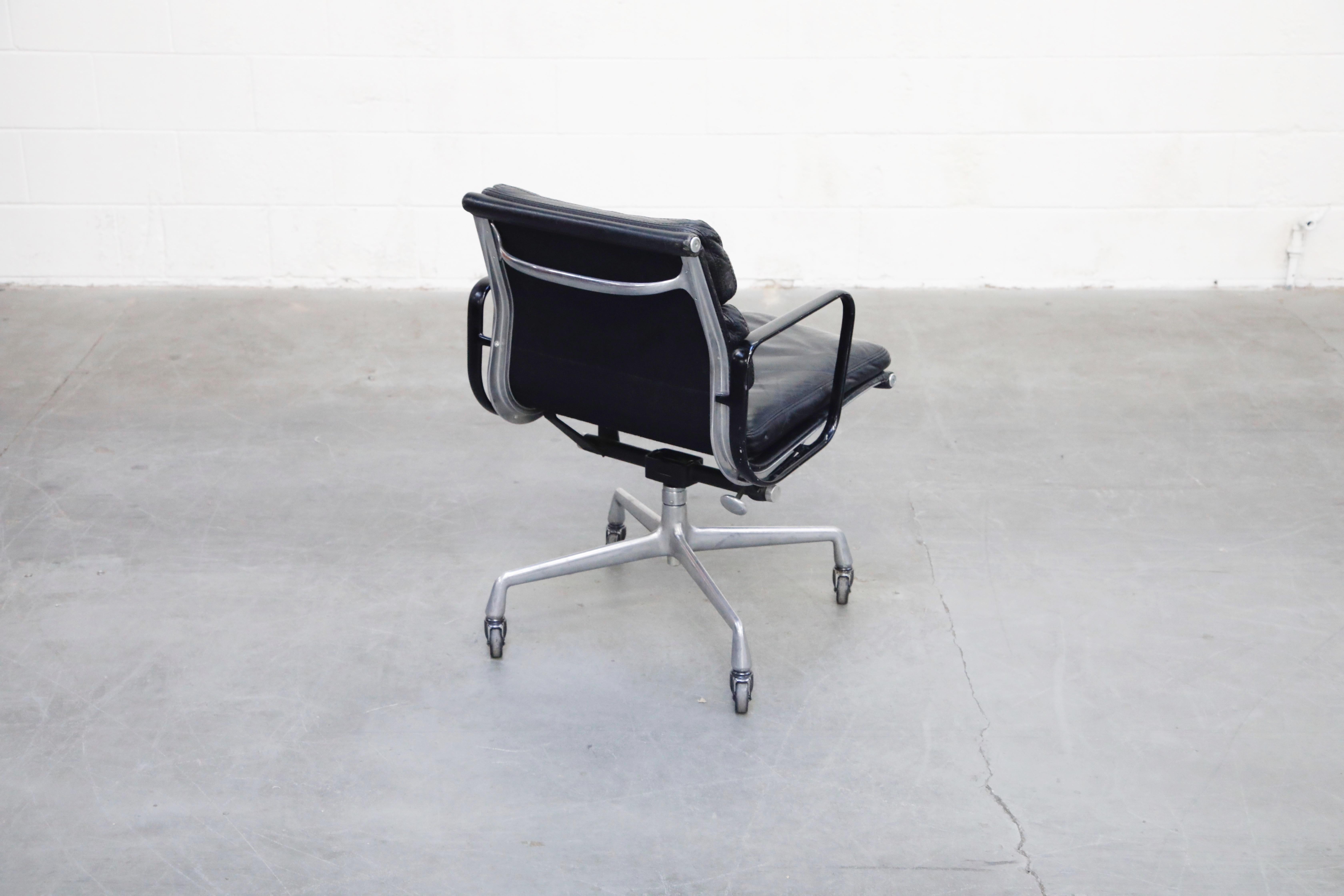 Seltener:: früher Eames Soft Pad Chair von Herman Miller:: signiert &:: datiert 1976 (Aluminium)