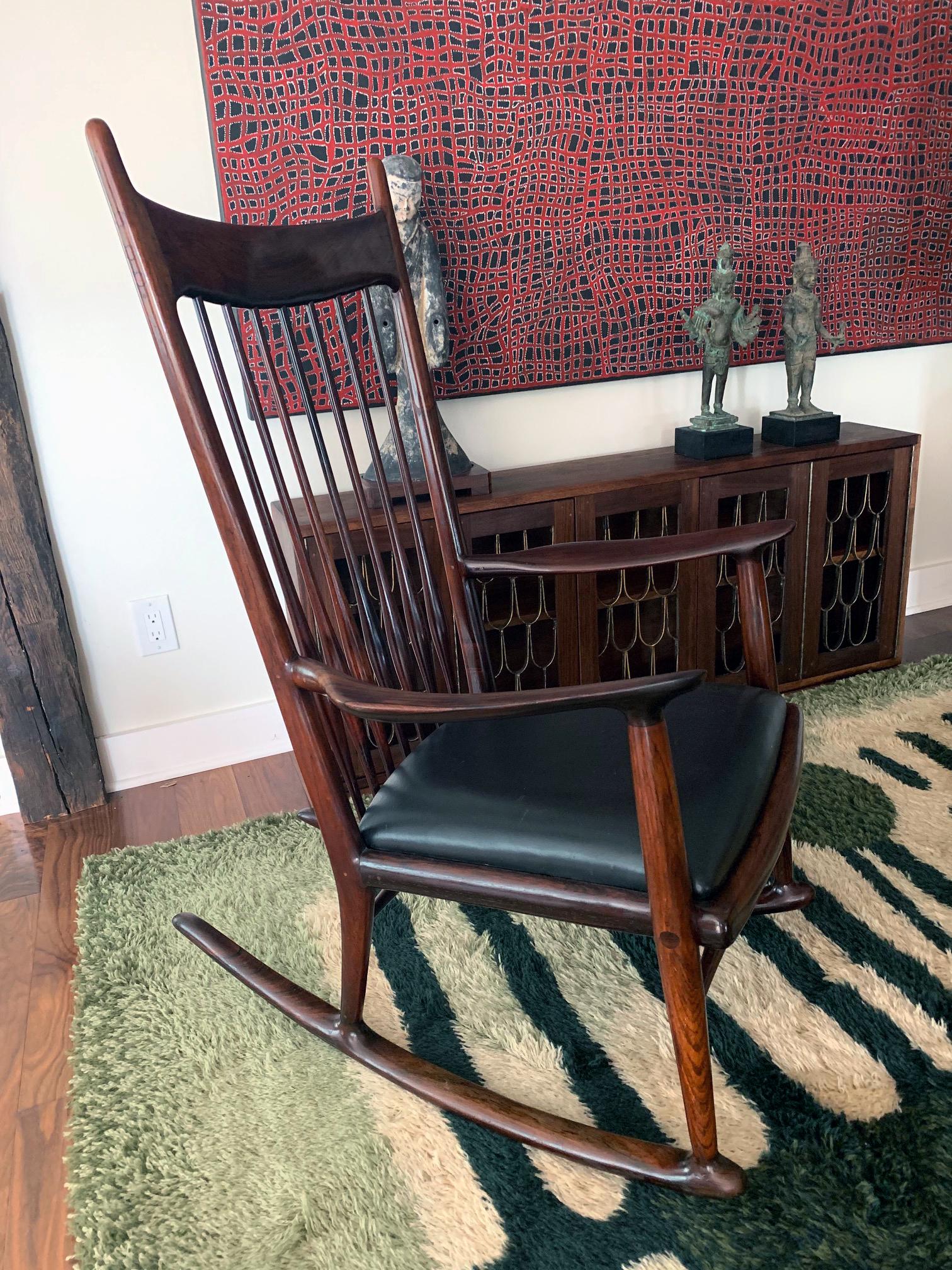 Rare fauteuil à bascule en bois de rose d'époque par Sam Maloof 6