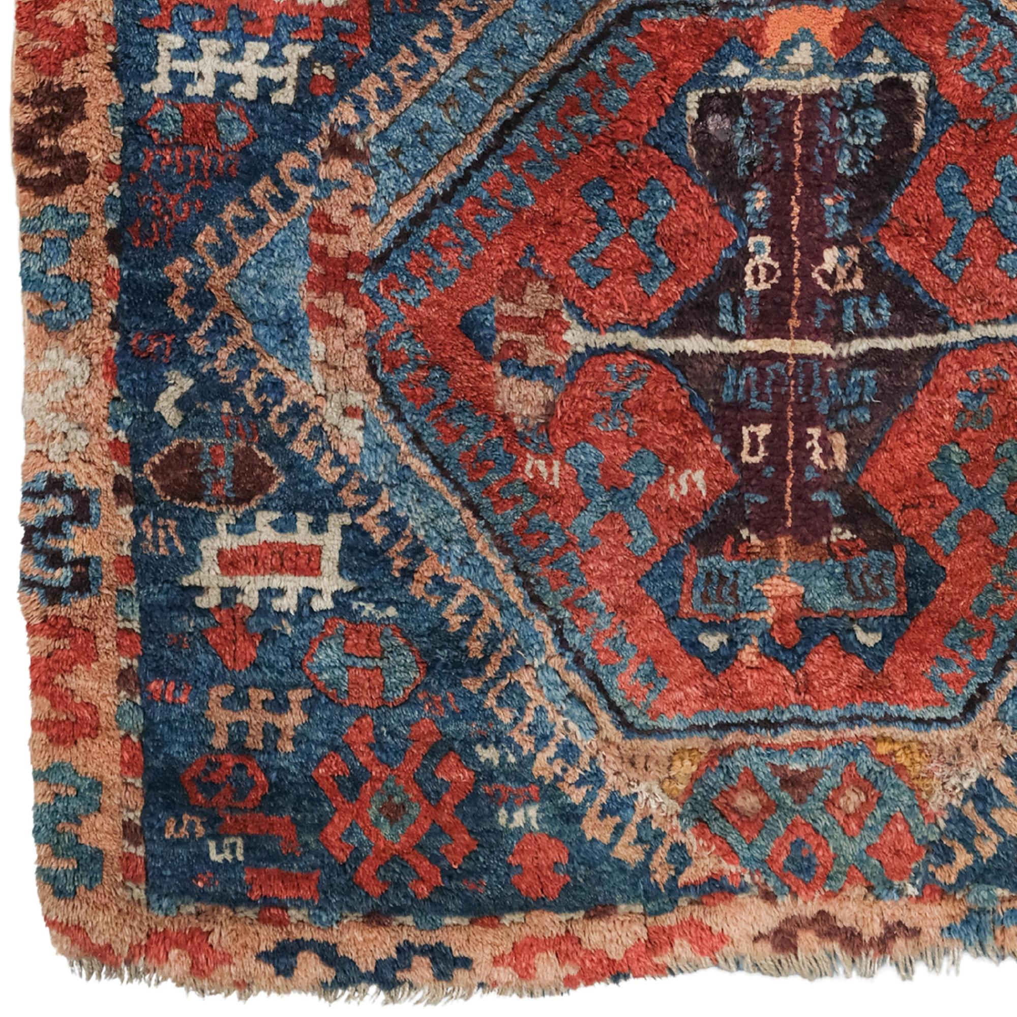 Ce tapis antique unique que vous tenez entre vos mains se distingue comme un chef-d'œuvre d'art qui a survécu depuis les années 1700 jusqu'à nos jours. Exemple élégant de l'art du tissage traditionnel turc, ce tapis éblouit par la richesse de ses