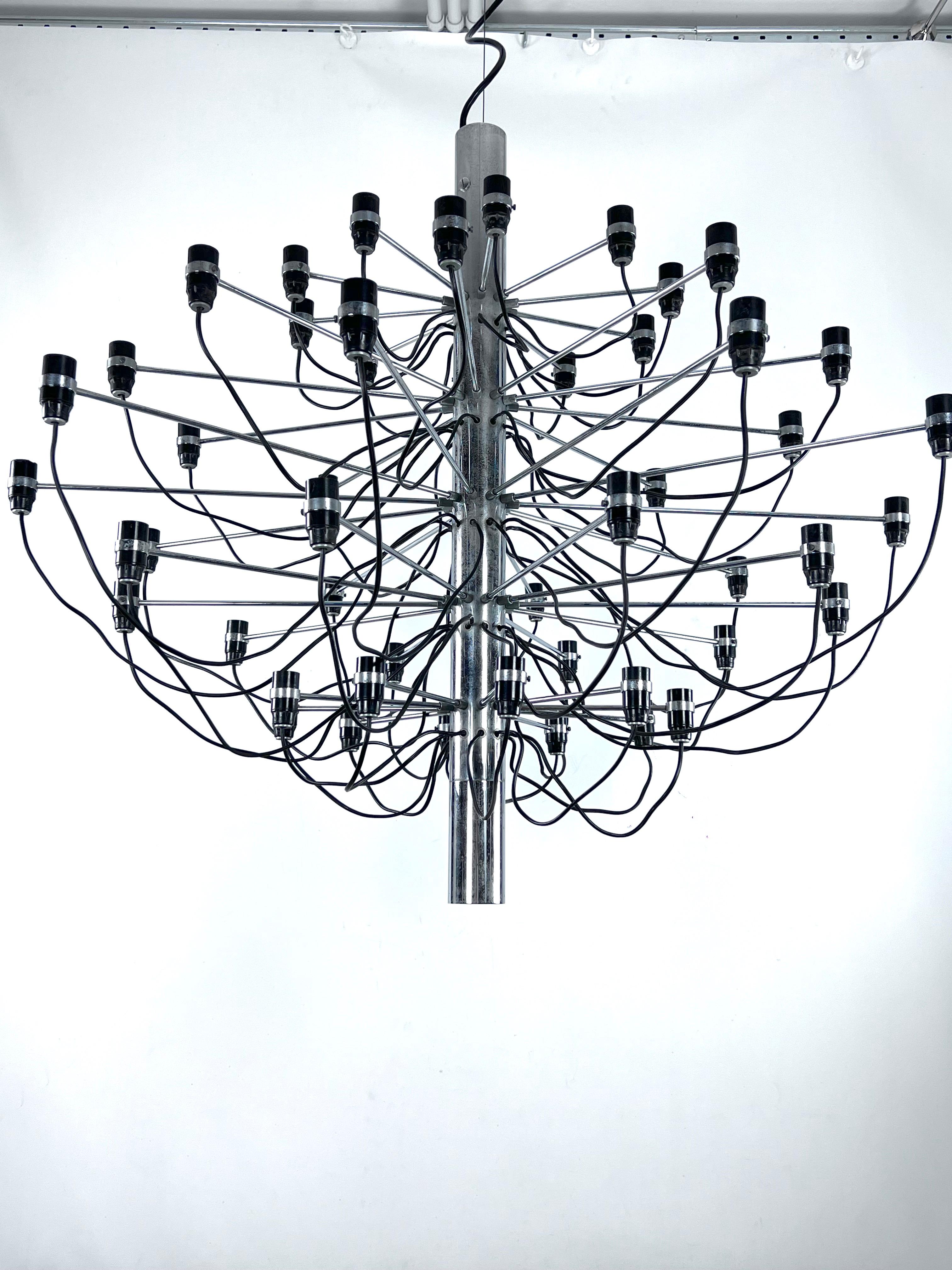 Rare early serie of Midcentury Arteluce chandelier, model 2097/50. Italy 1958. For Sale 3