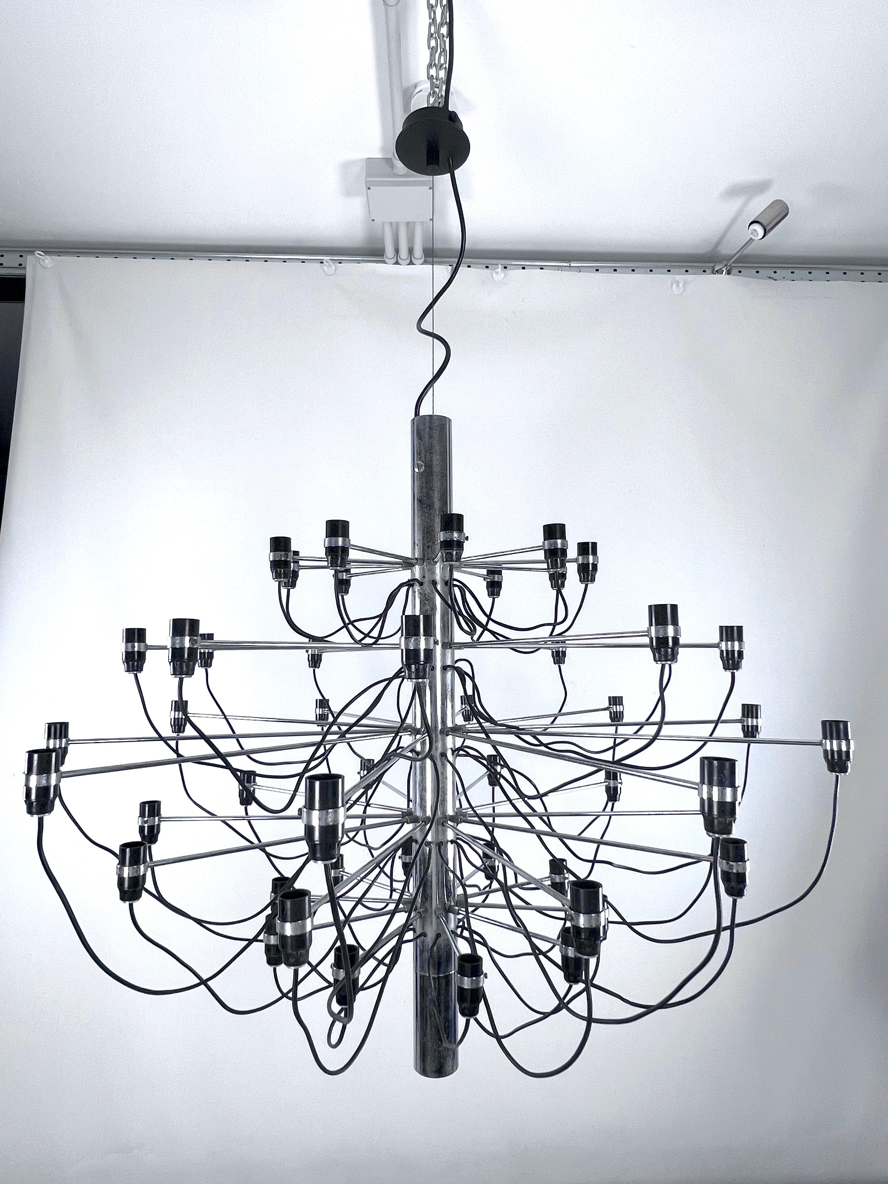Rare early serie of Midcentury Arteluce chandelier, model 2097/50. Italy 1958. For Sale 8