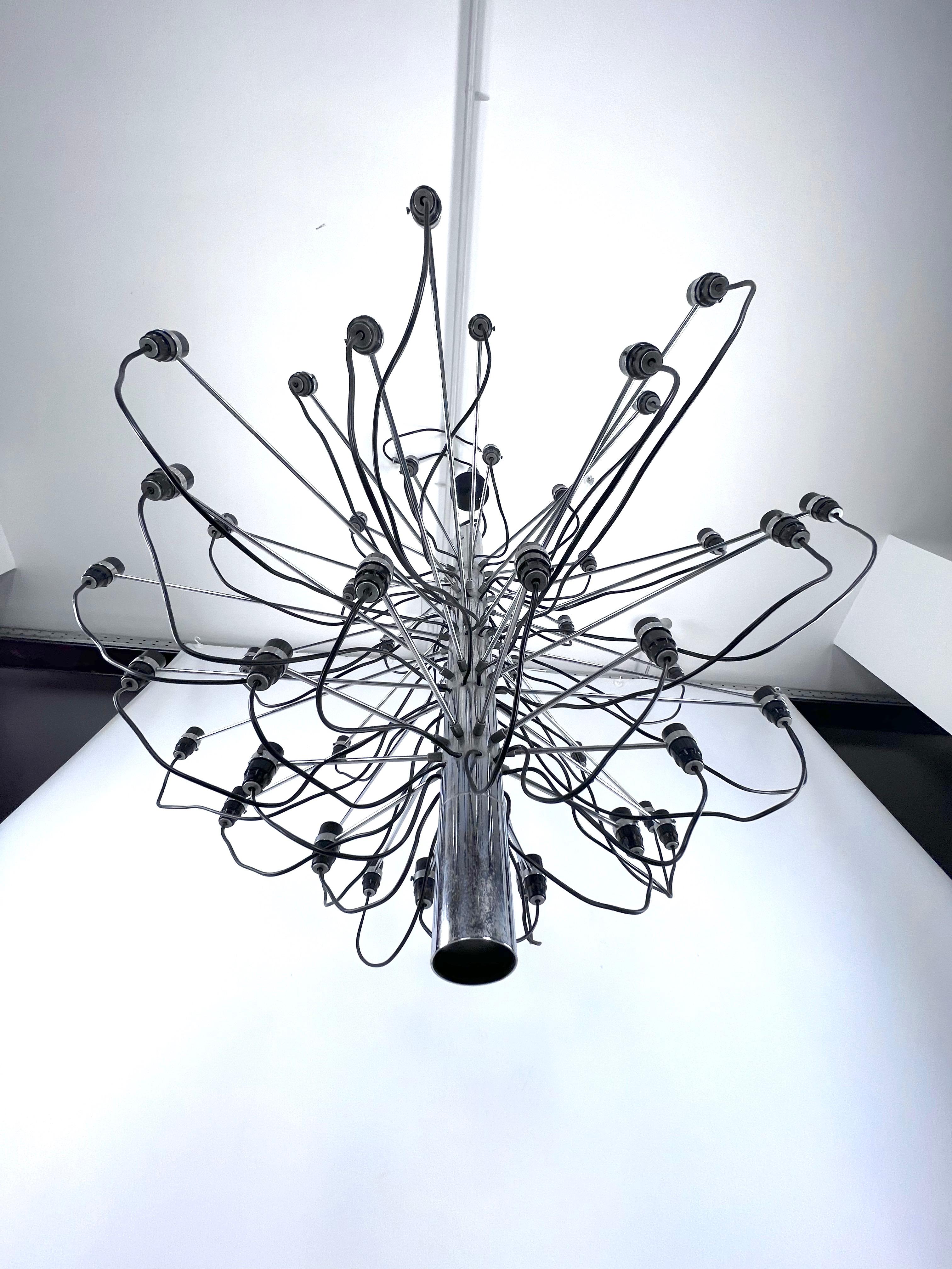 Rare early serie of Midcentury Arteluce chandelier, model 2097/50. Italy 1958. For Sale 9