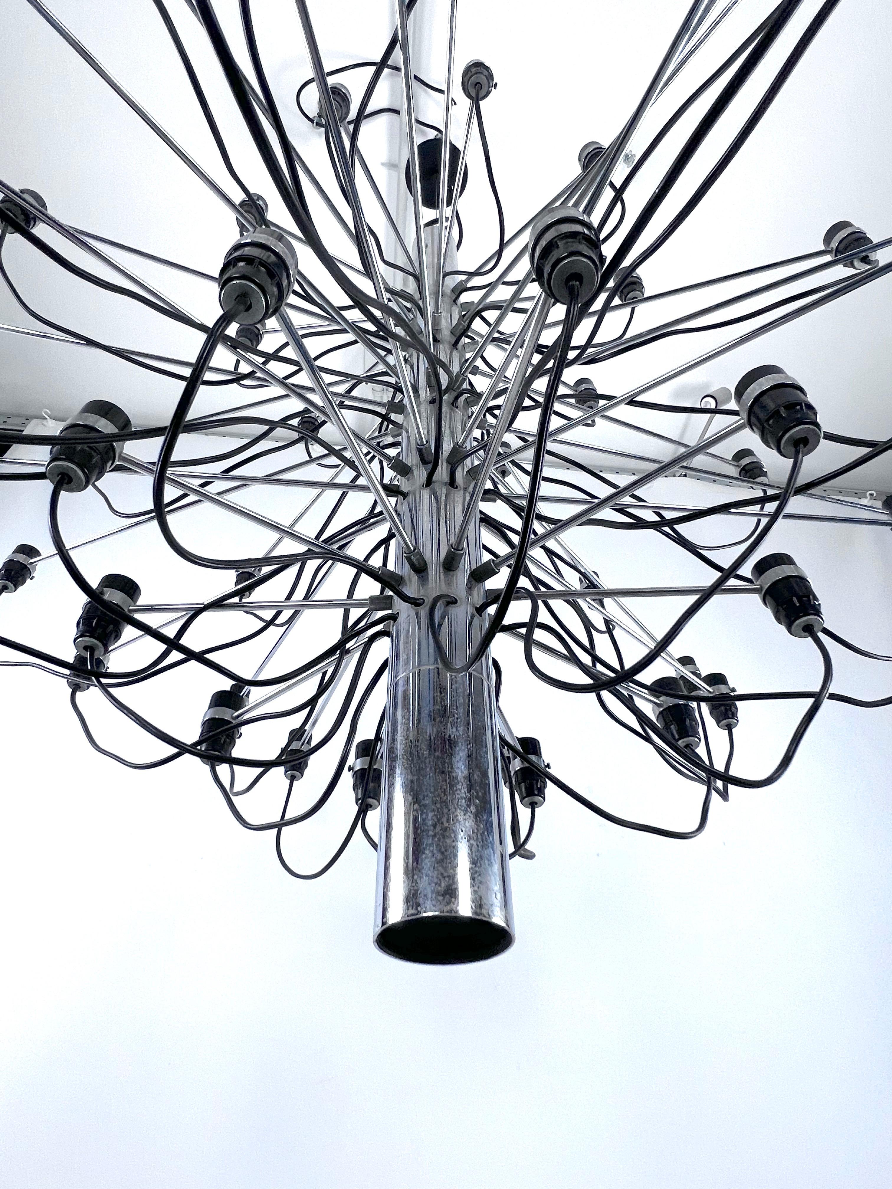 Mid-Century Modern early serie of Arteluce chandelier model 2097 with 50 lights. Designed by Gino Sarfatti in 1958 and produced in Italy. Labeled with the Arteluce early sticker from 50s.

Good original vintage condition with no damages but normal