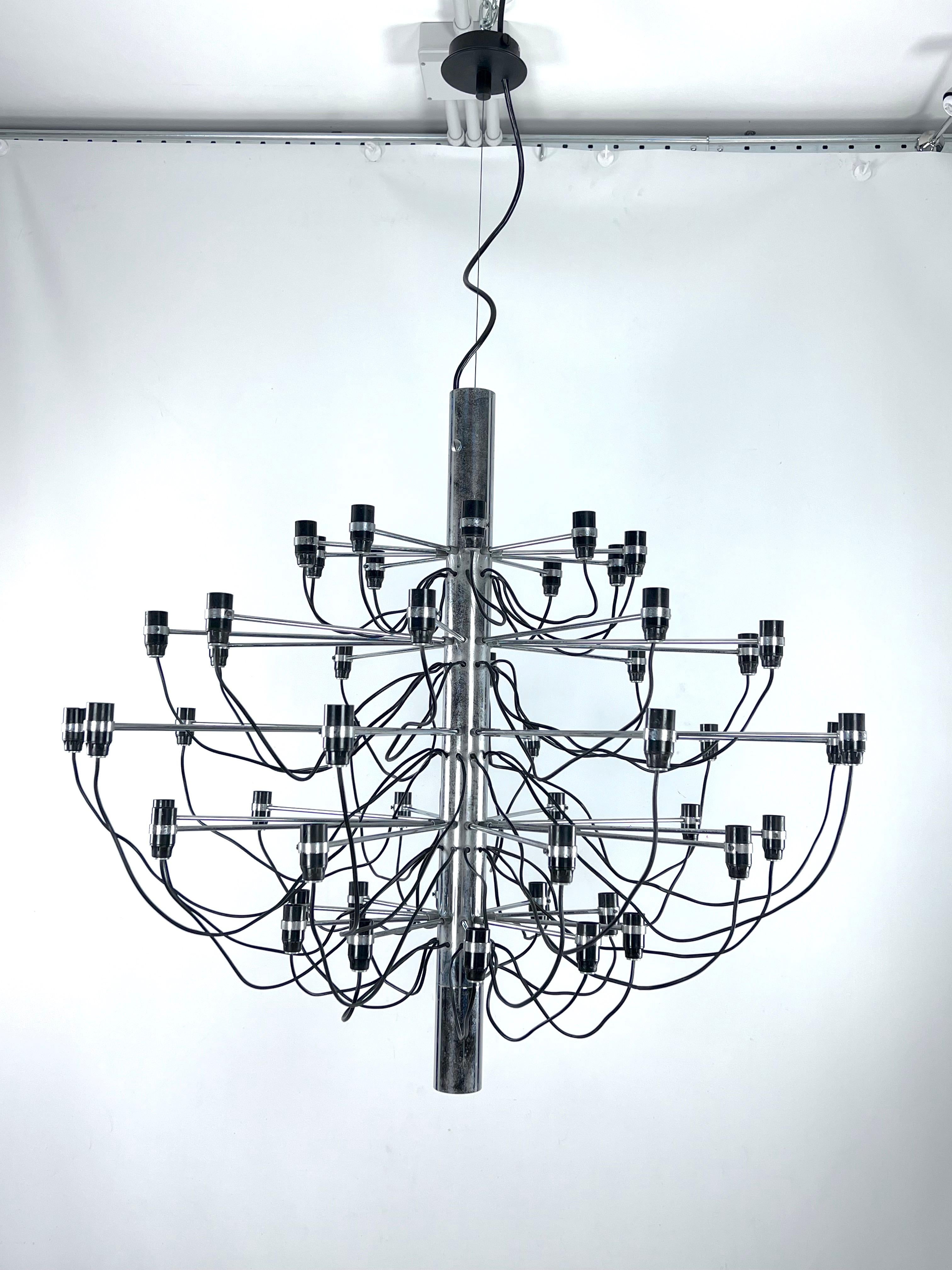 Rare early serie of Midcentury Arteluce chandelier, model 2097/50. Italy 1958. For Sale 1