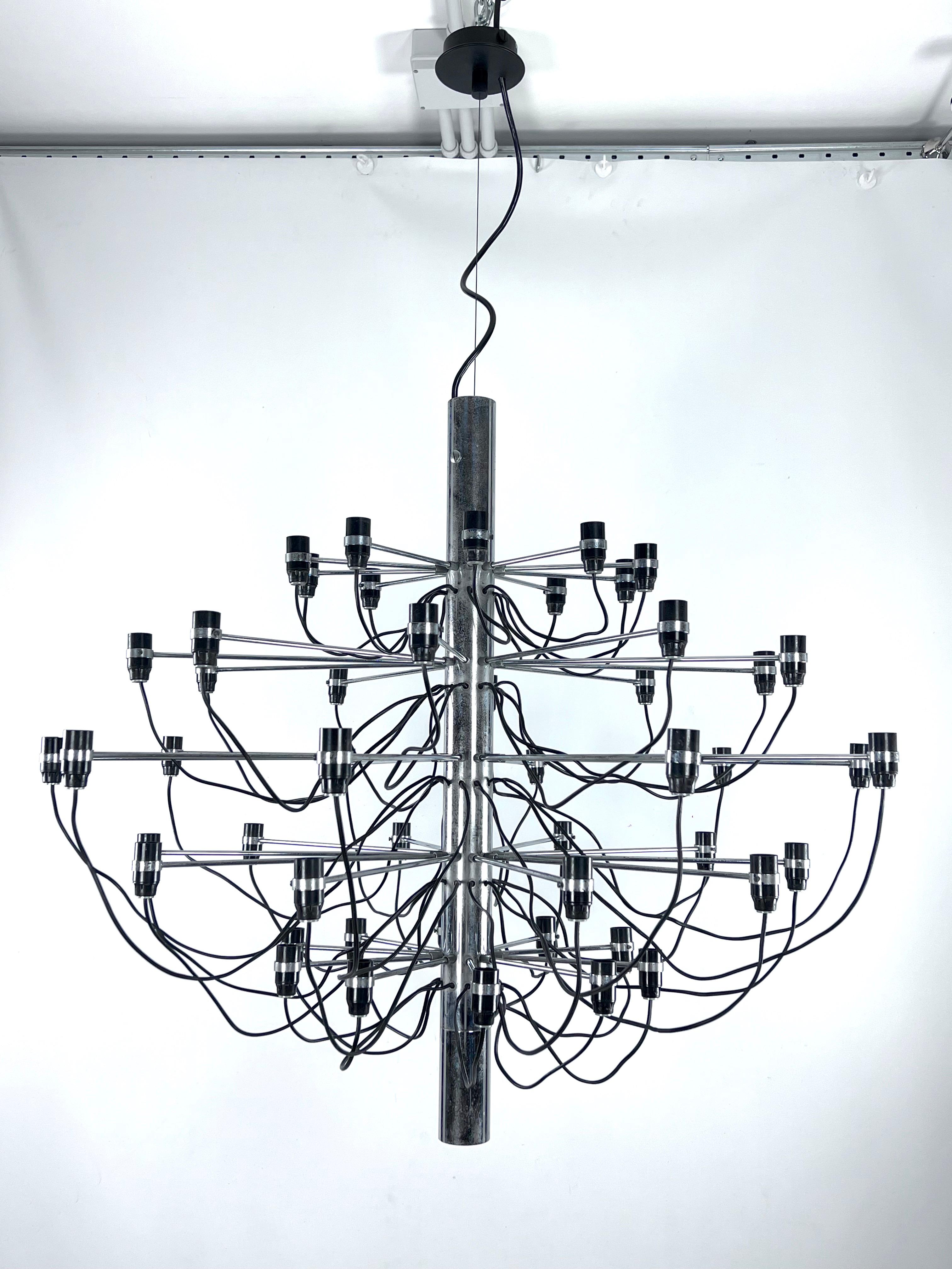 Rare early serie of Midcentury Arteluce chandelier, model 2097/50. Italy 1958. For Sale 2