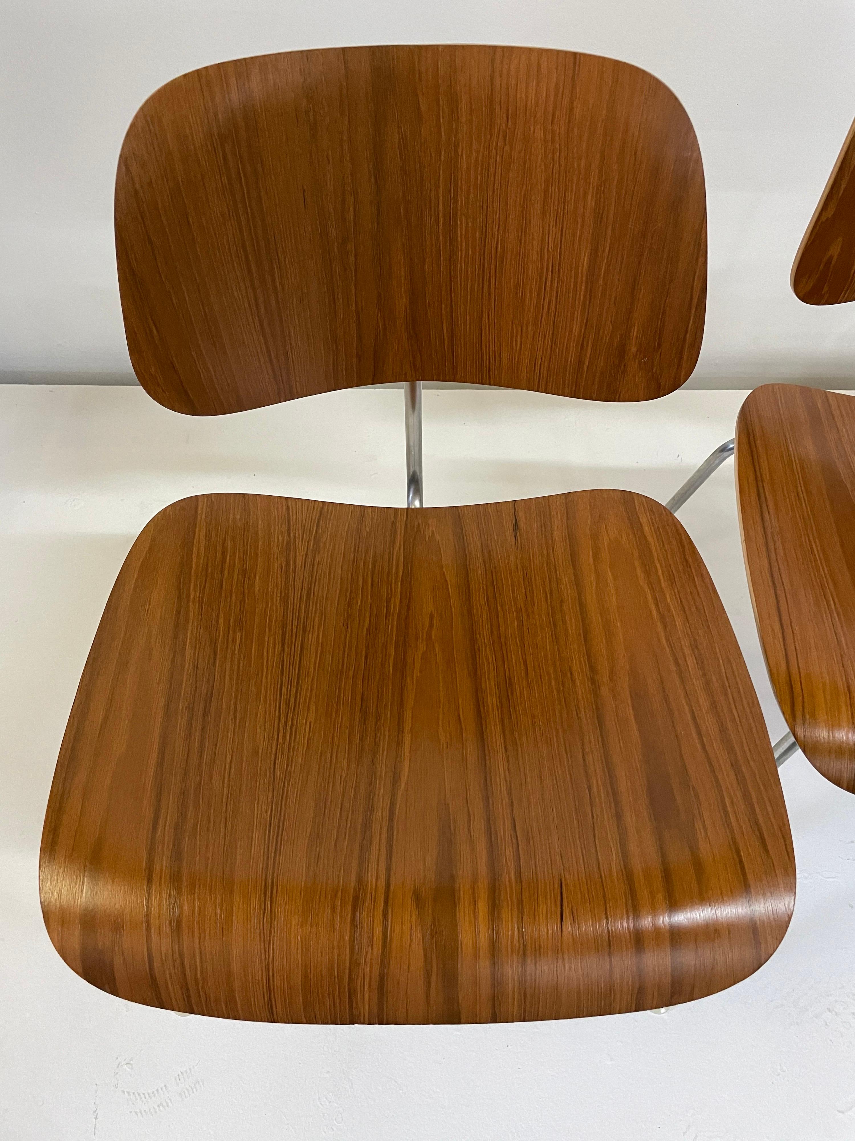 Metà XX secolo Raro set di sedie Charles and Ray Eames per Herman Miller in legno zebrano in vendita