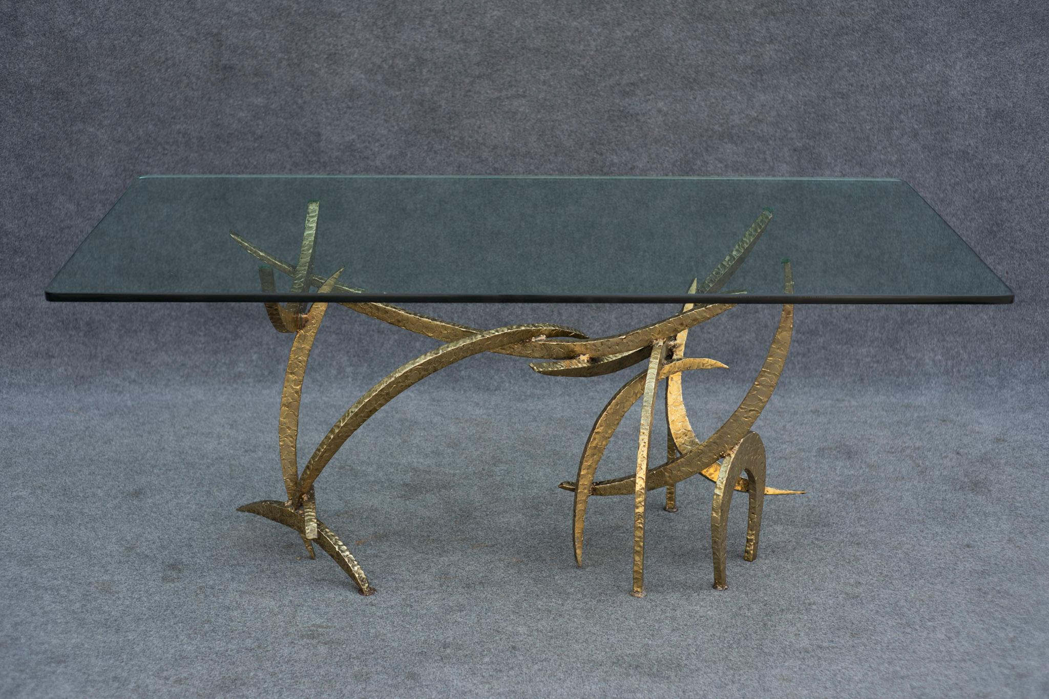 Realizzato a mano e in studio a New York da Silas Seandel, questo tavolo è composto da 13 archi di bronzo massiccio tagliati a mano e saldati insieme nella forma che vedi qui. Ogni arco era meticolosamente brasato, con segni di bronzo fuso su tutto