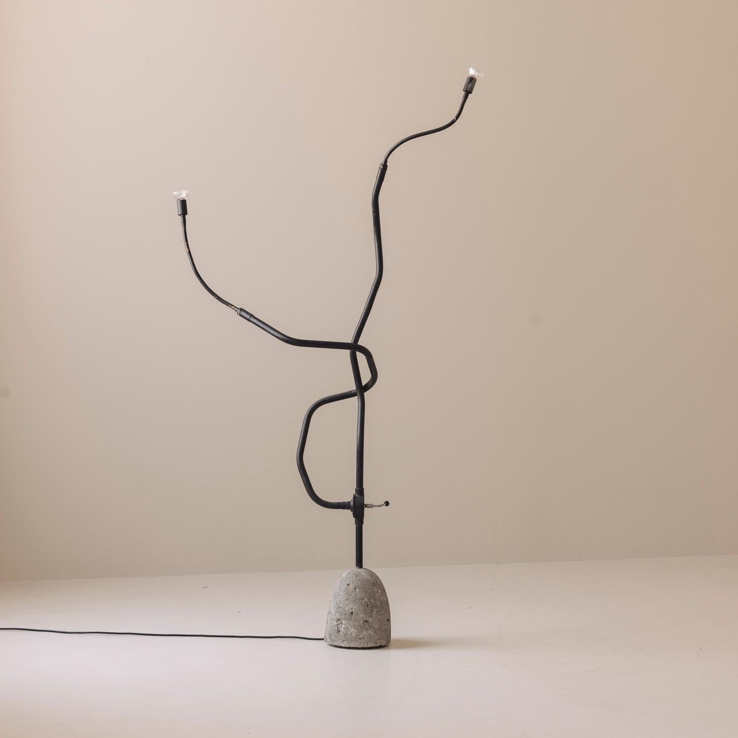 Une édition exceptionnelle et rare du lampadaire Tree, conçu par Ron Arad et produit par son propre studio, One Off Ltd, vers 1984. Ce luminaire sculptural illustre l'approche pionnière d'Arad en matière de design/One, en brouillant la frontière