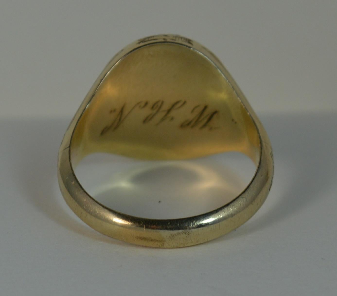 Rare chevalière de deuil en or 18 carats et or du début de l'ère victorienne avec panneau de médaillon à l'avant en vente 1