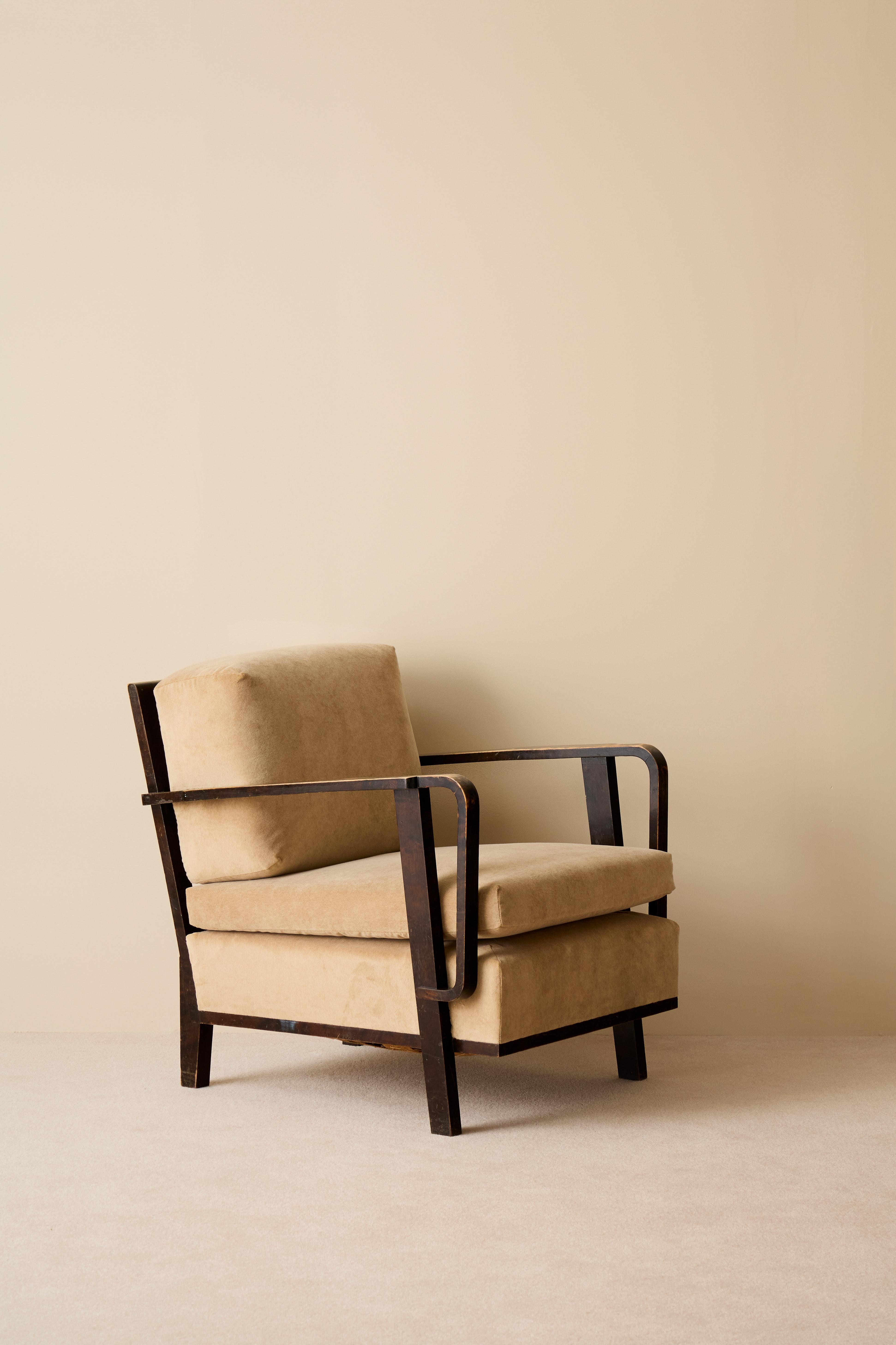 Rares fauteuils modernes suédois, produits dans les années 1930, designer anonyme.
Nouvellement retapissé en tissu de velours beige clair. 
