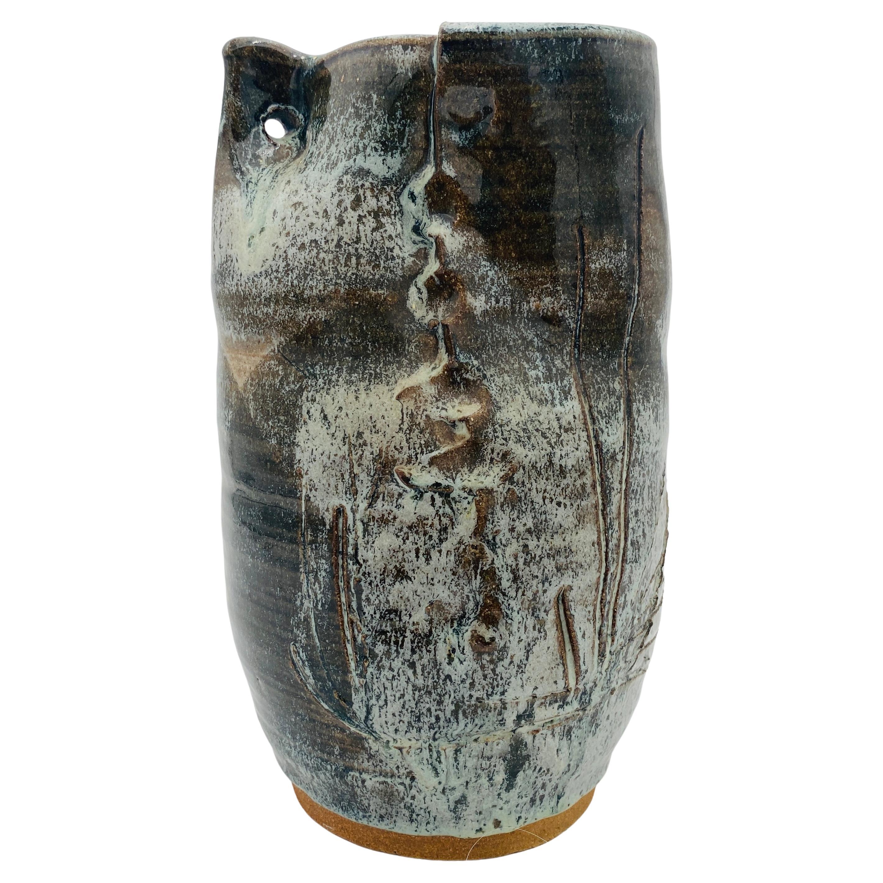 Si tratta di un raro vaso Edmund Ronaky realizzato in California negli anni '60. Il fondo del vaso è firmato. Edmund Ronaky era un artista di origine ungherese che negli anni '50 produceva oggetti per la Jaru Art Products in California. Il vaso