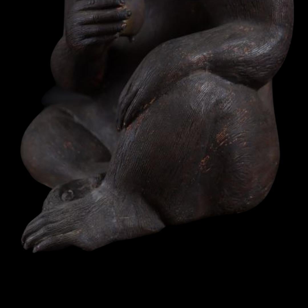 Rare Edo Period traditional Dojin-yaki finely Carved Monkey Figurine In Good Condition For Sale In Fukuoka, JP