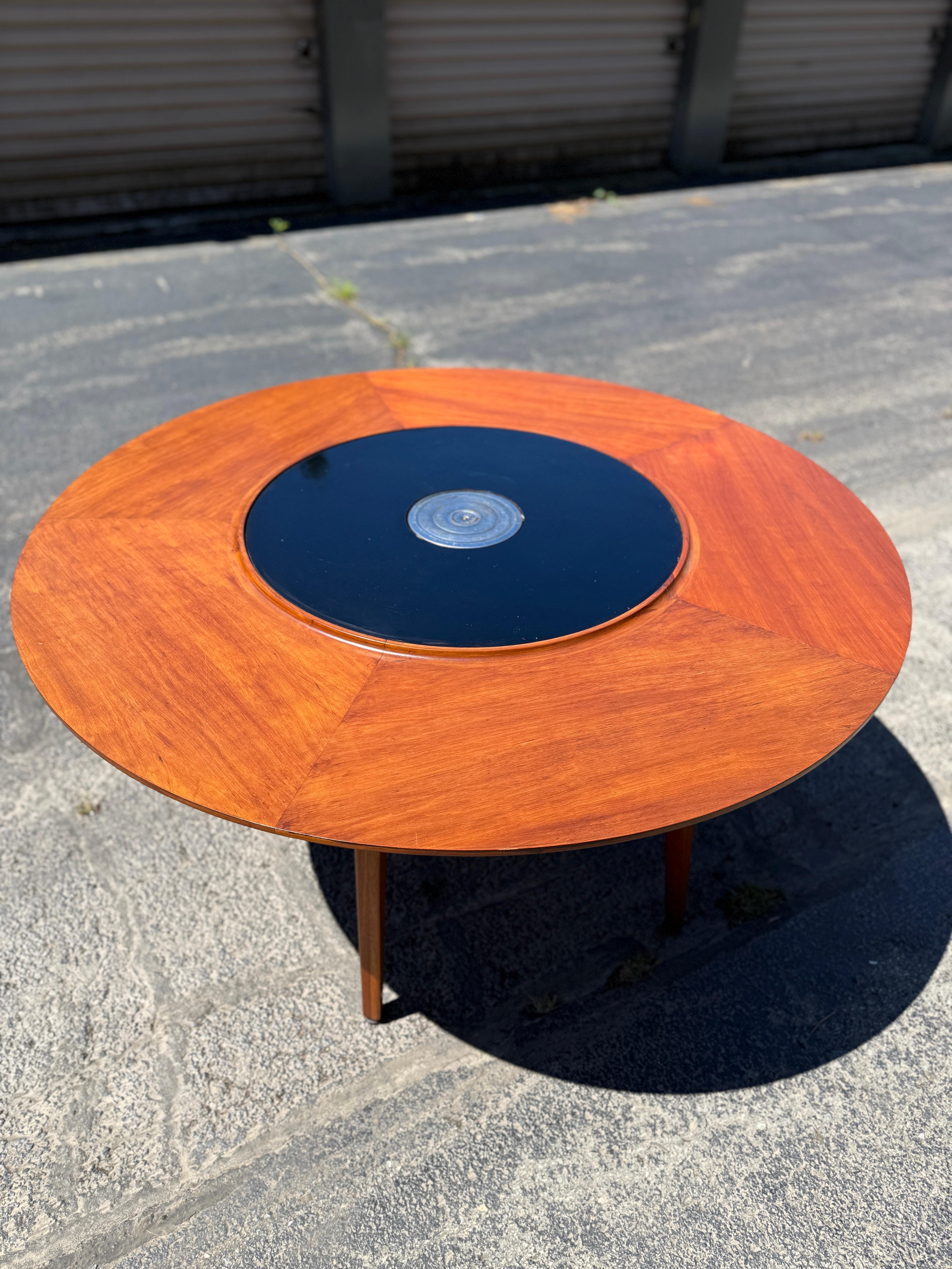 Una mesa de fondue excepcionalmente rara y arquitectónicamente refinada, diseñada por Edward Wormley (estadounidense, 1907-1995) para la Dunbar Furniture Company, de Berne, Indiana, que data de finales de los años cincuenta o principios de los