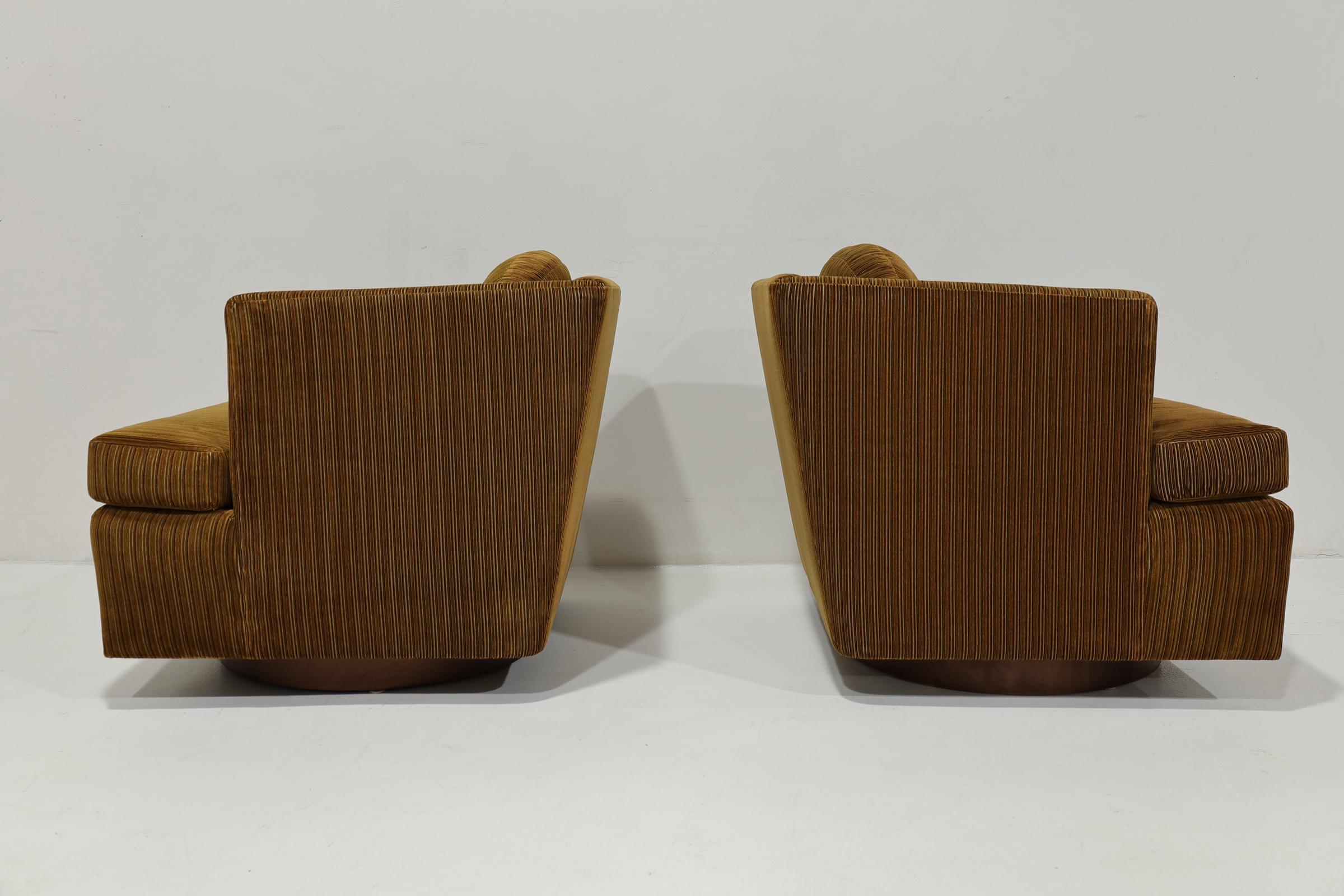 20ième siècle Rare Edward Wormley for Dunbar Model No 251 Swivel Lounge Chairs (Chaises longues pivotantes) en vente