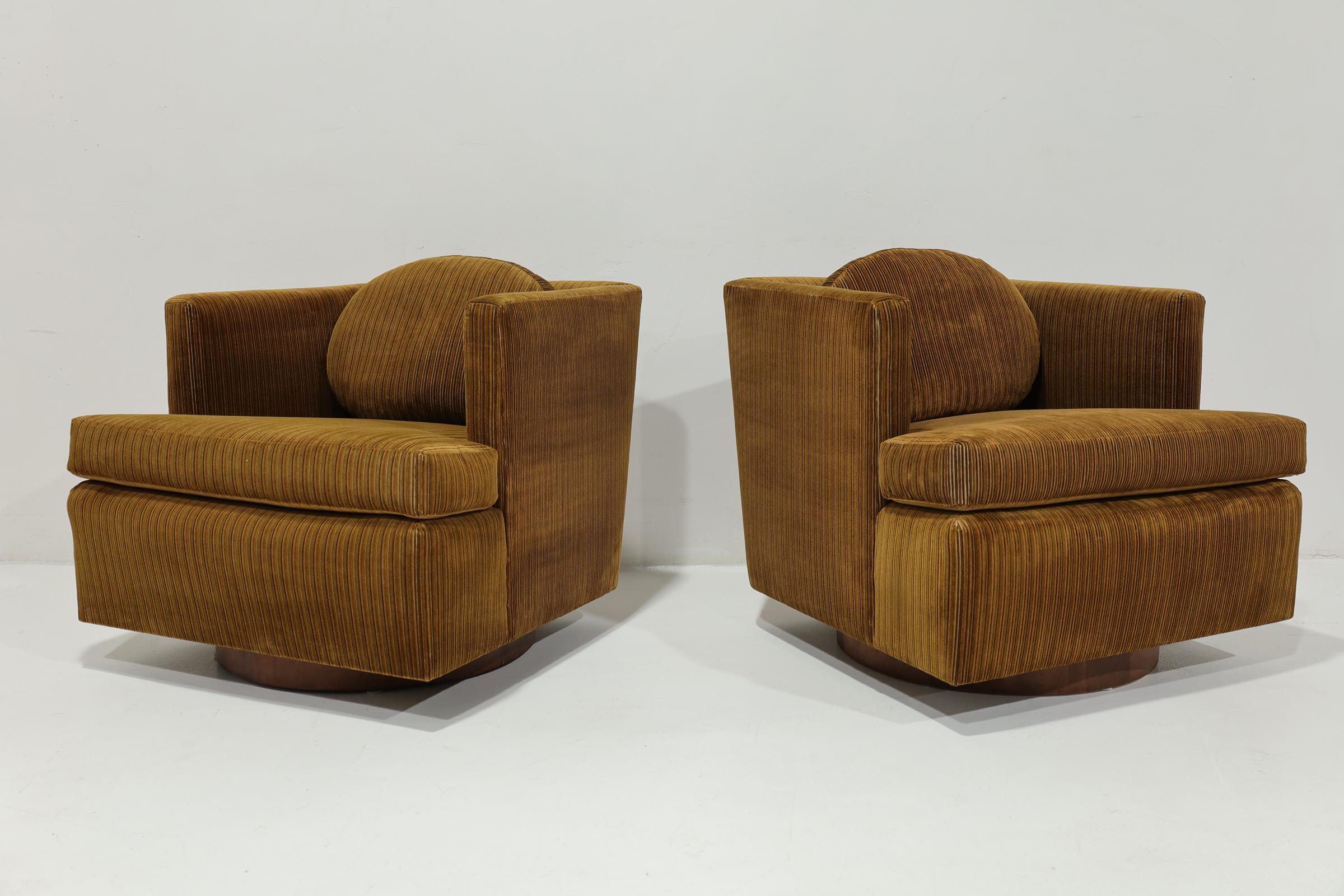 Tissu d'ameublement Rare Edward Wormley for Dunbar Model No 251 Swivel Lounge Chairs (Chaises longues pivotantes) en vente