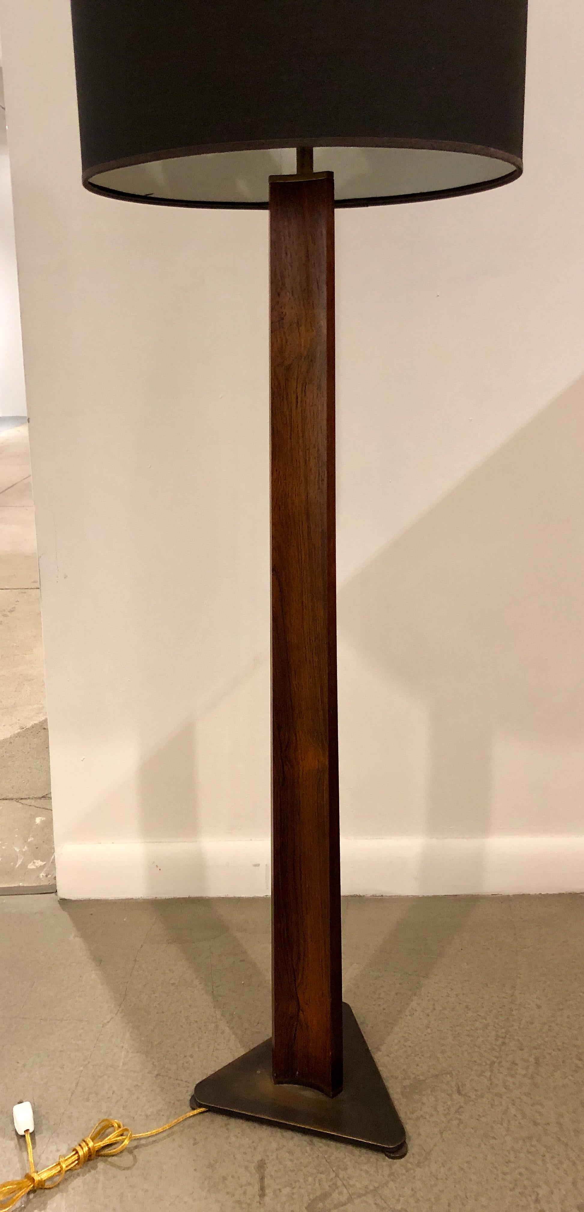 Beautiful, subtle floor lamp, with three-sided, tapering shaft and brass base and fixtures. Three-way cluster socket. Fantastic design. Stamped 
