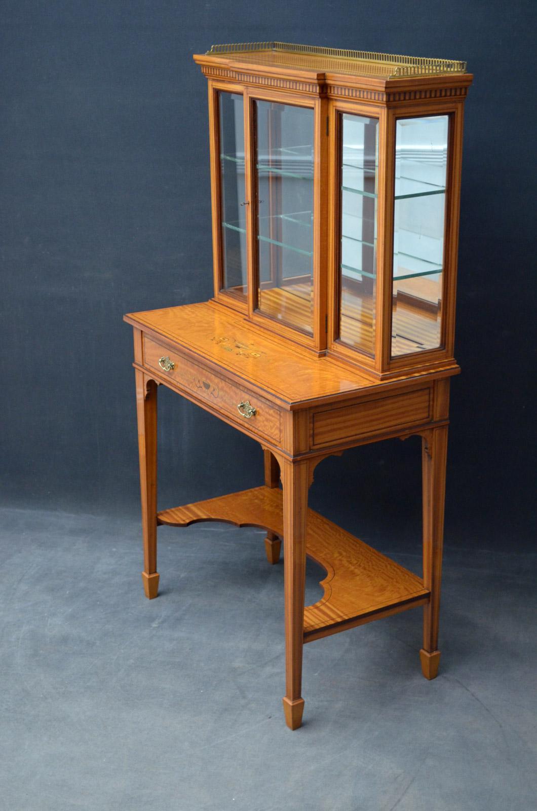 Sn4640, superb quality Edwardian satinwood display cabinet /display table, having original bass gallery to string inlaid top above dentil inlaid frieze and bevelled edge glass door fitted with original working lock and a key and enclosing mirrored