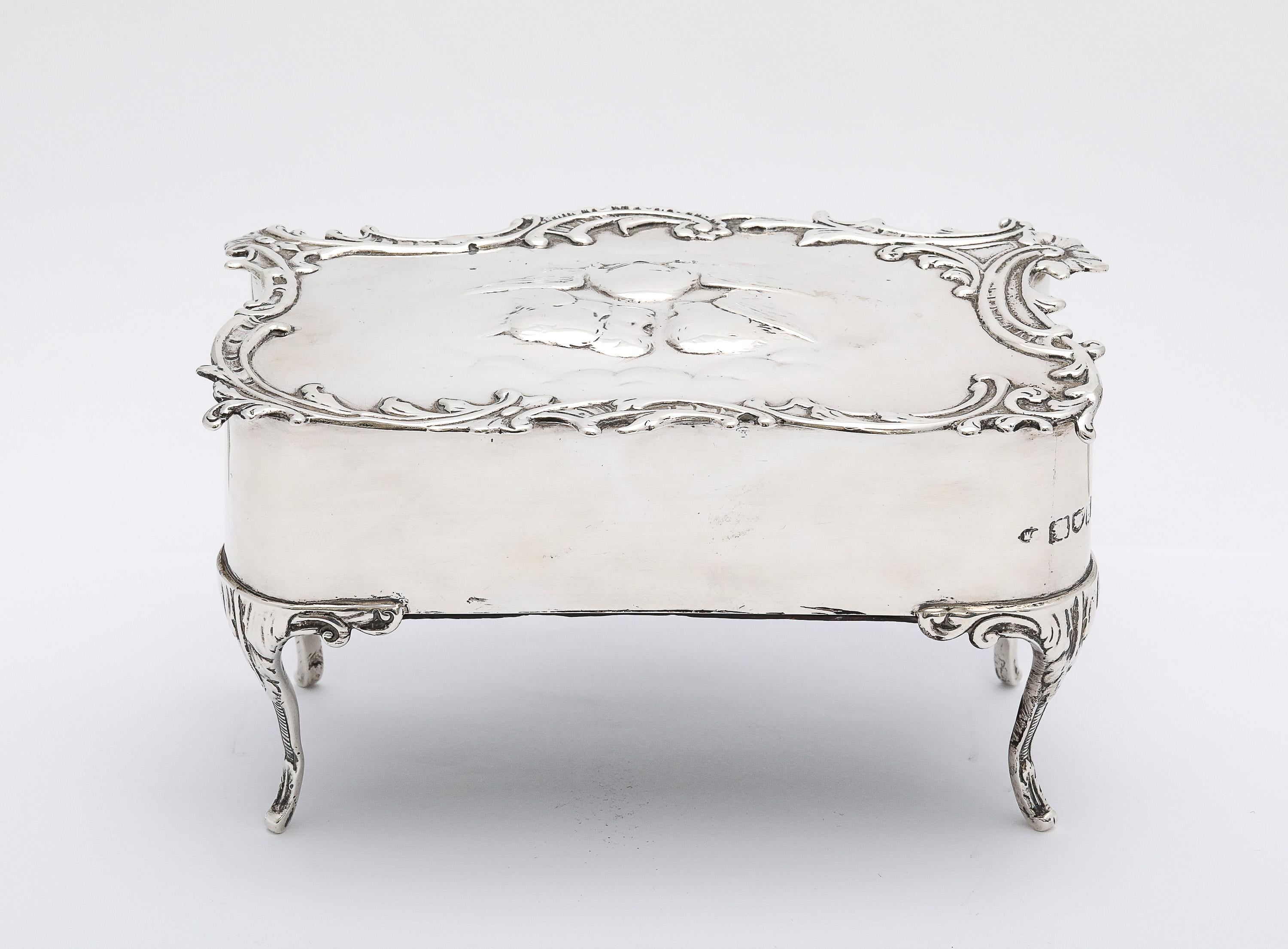Rare boîte à bijoux édouardienne en argent sterling avec chérubin dessiné - par William Comyns en vente 3