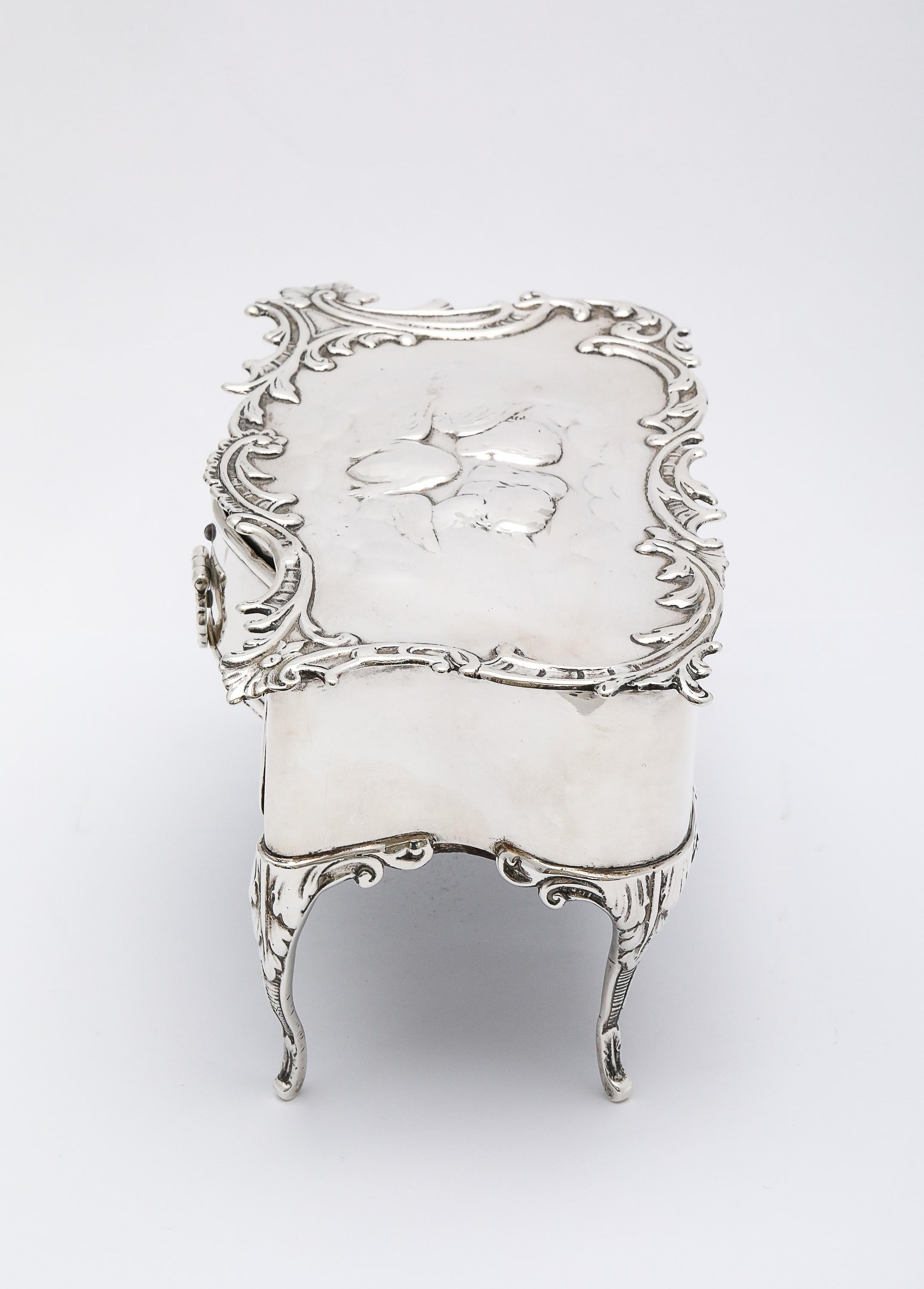 Rare boîte à bijoux édouardienne en argent sterling avec chérubin dessiné - par William Comyns en vente 4