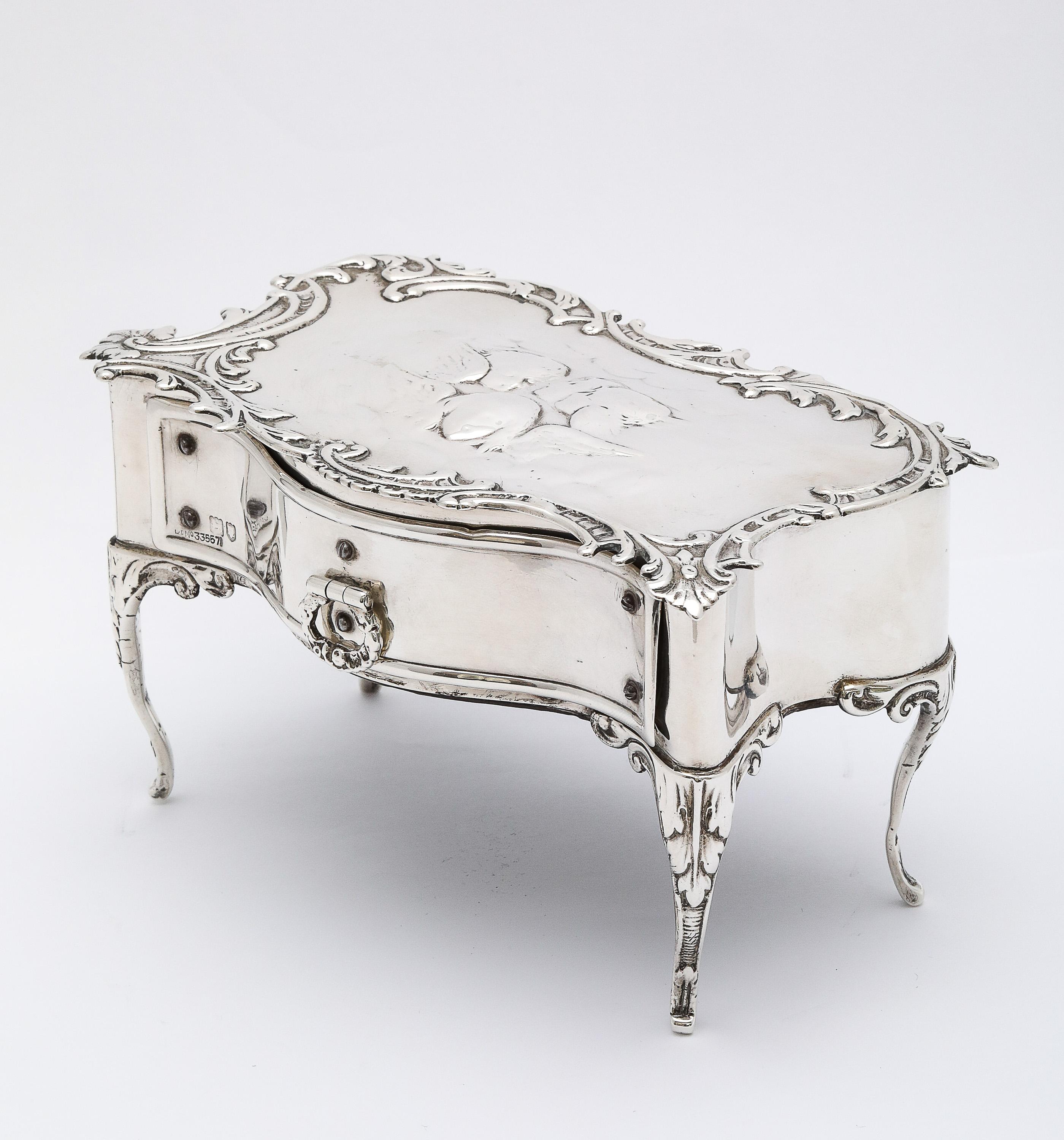 Rare boîte à bijoux édouardienne en argent sterling avec chérubin dessiné - par William Comyns en vente 5