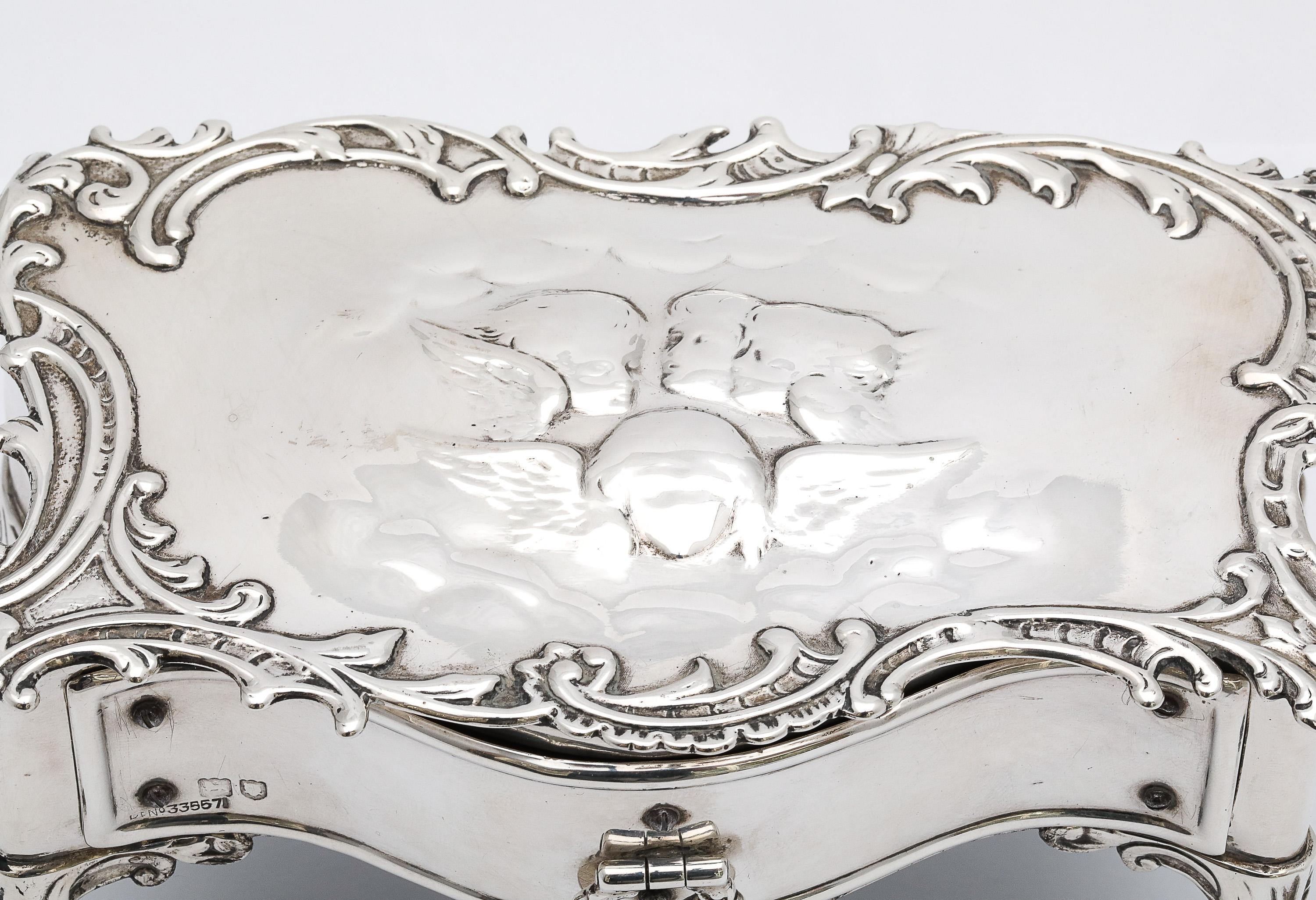 Rare boîte à bijoux édouardienne en argent sterling avec chérubin dessiné - par William Comyns en vente 7