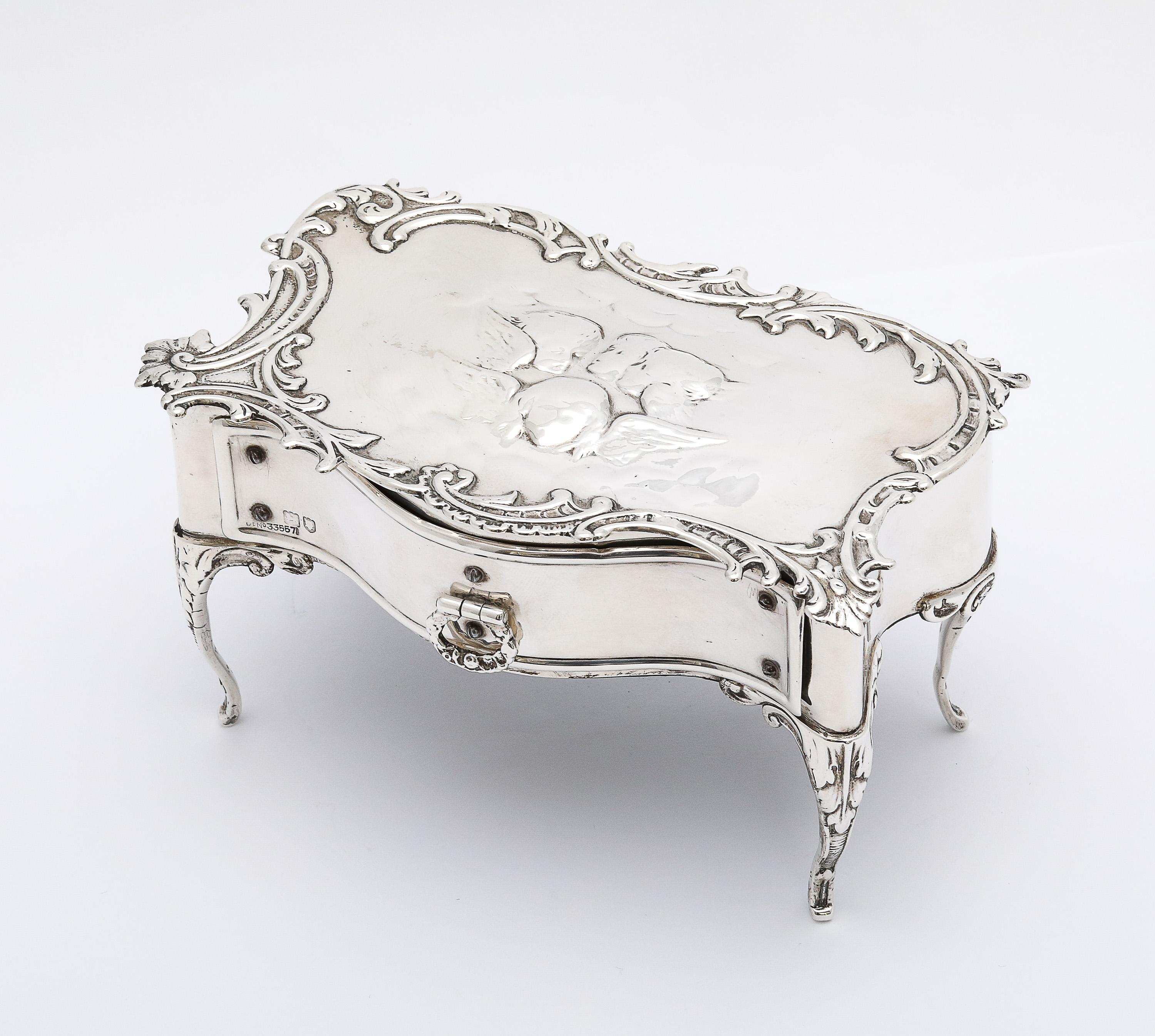 Rare boîte à bijoux édouardienne en argent sterling avec chérubin dessiné - par William Comyns en vente 8