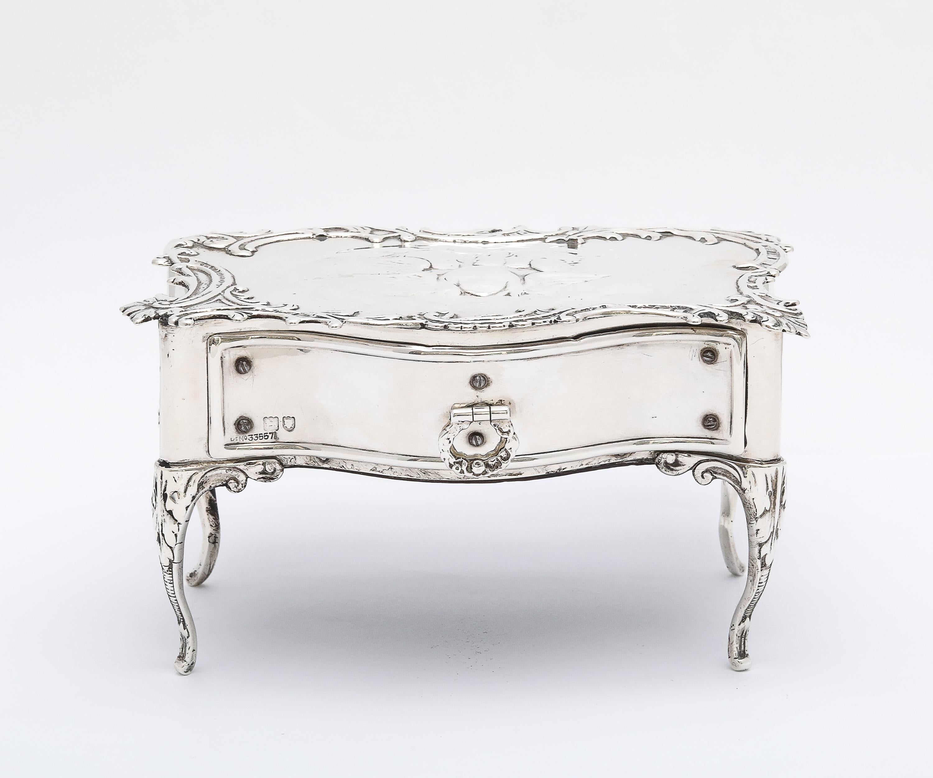Victorien Rare boîte à bijoux édouardienne en argent sterling avec chérubin dessiné - par William Comyns en vente