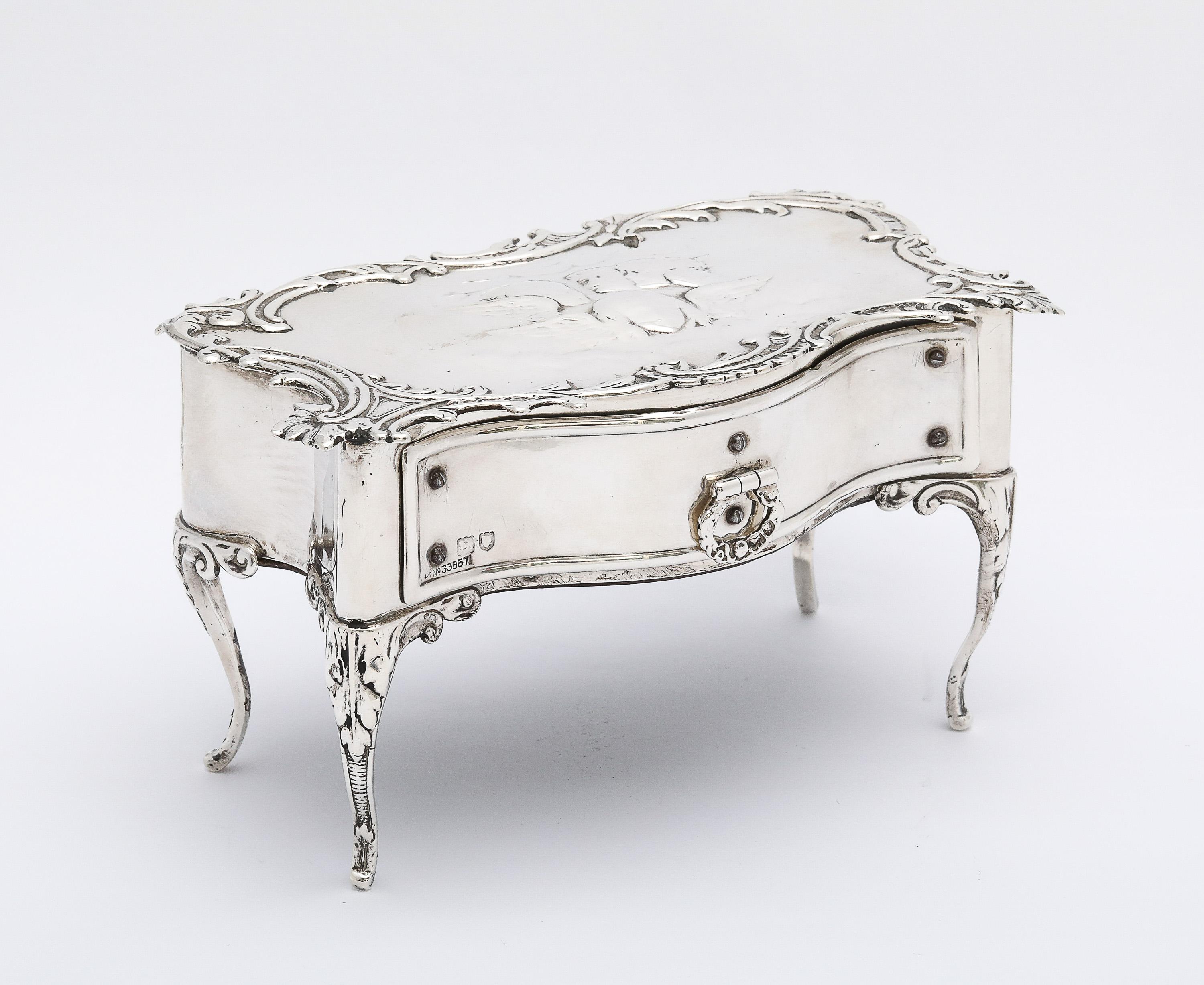 Anglais Rare boîte à bijoux édouardienne en argent sterling avec chérubin dessiné - par William Comyns en vente