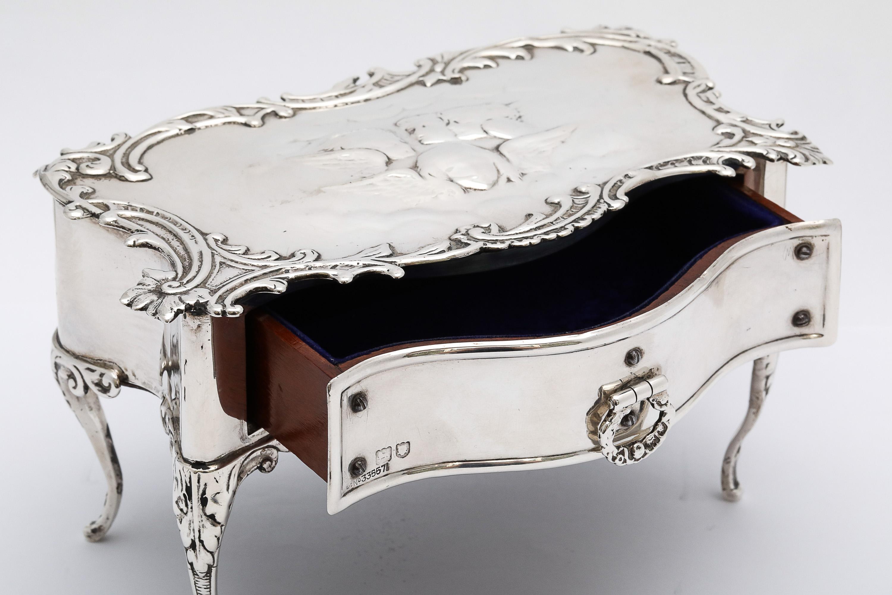 Rare boîte à bijoux édouardienne en argent sterling avec chérubin dessiné - par William Comyns Bon état - En vente à New York, NY