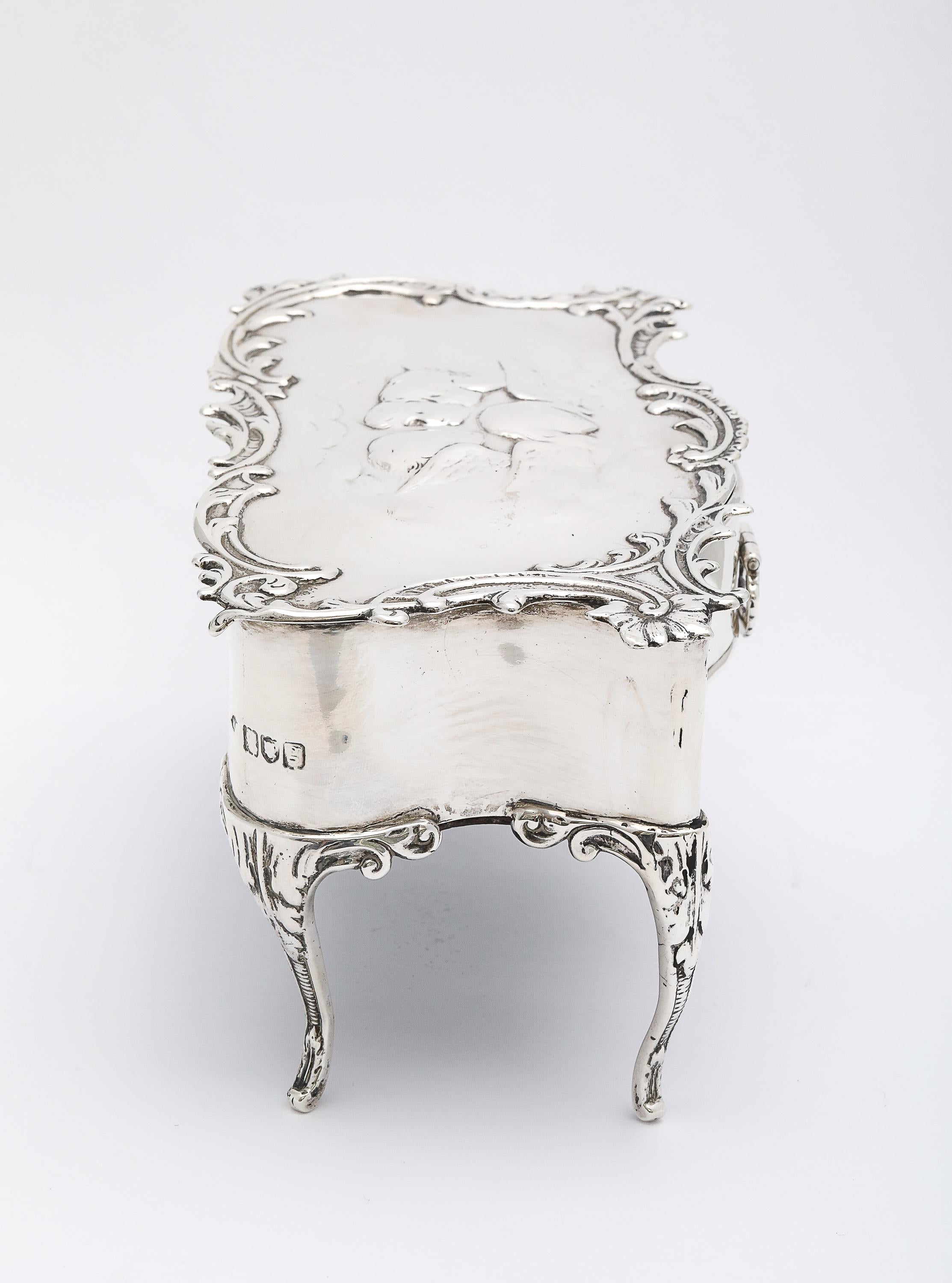 Argent sterling Rare boîte à bijoux édouardienne en argent sterling avec chérubin dessiné - par William Comyns en vente