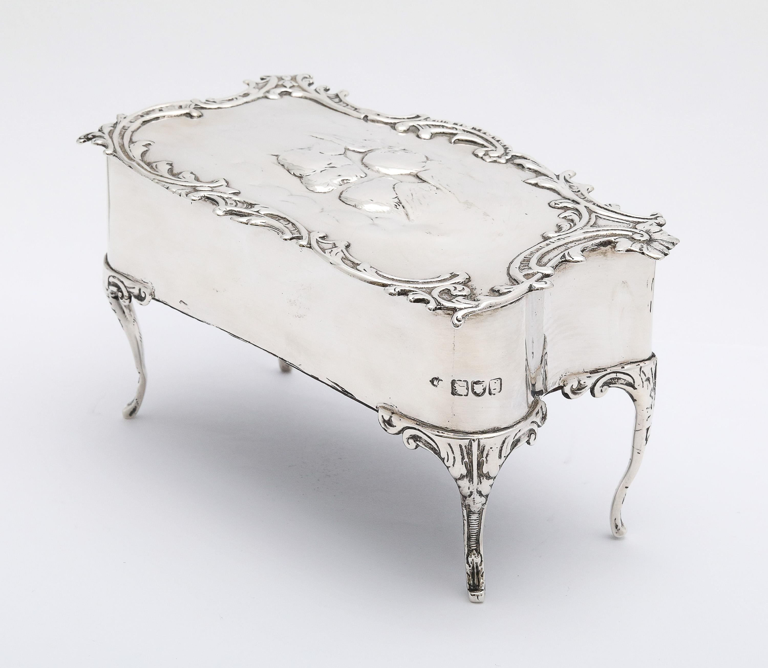 Rare boîte à bijoux édouardienne en argent sterling avec chérubin dessiné - par William Comyns en vente 2