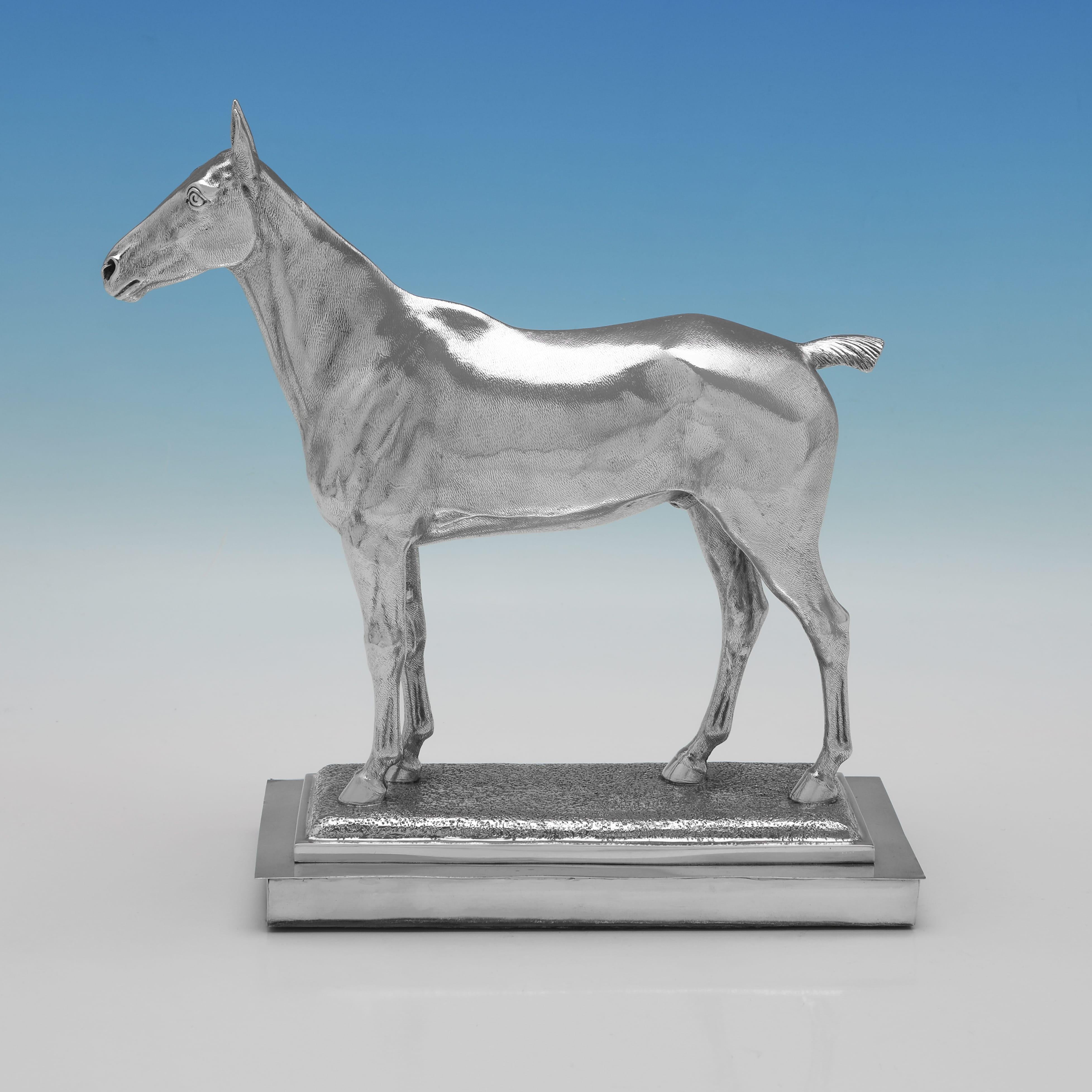 Marchiato a Londra nel 1901 da Henry Lewis, questo bel modello di cavallo in argento antico, di epoca vittoriana, ha la coda mozzata come un pony da polo, è modellato in modo molto realistico e poggia su una base strutturata. Il modello di cavallo