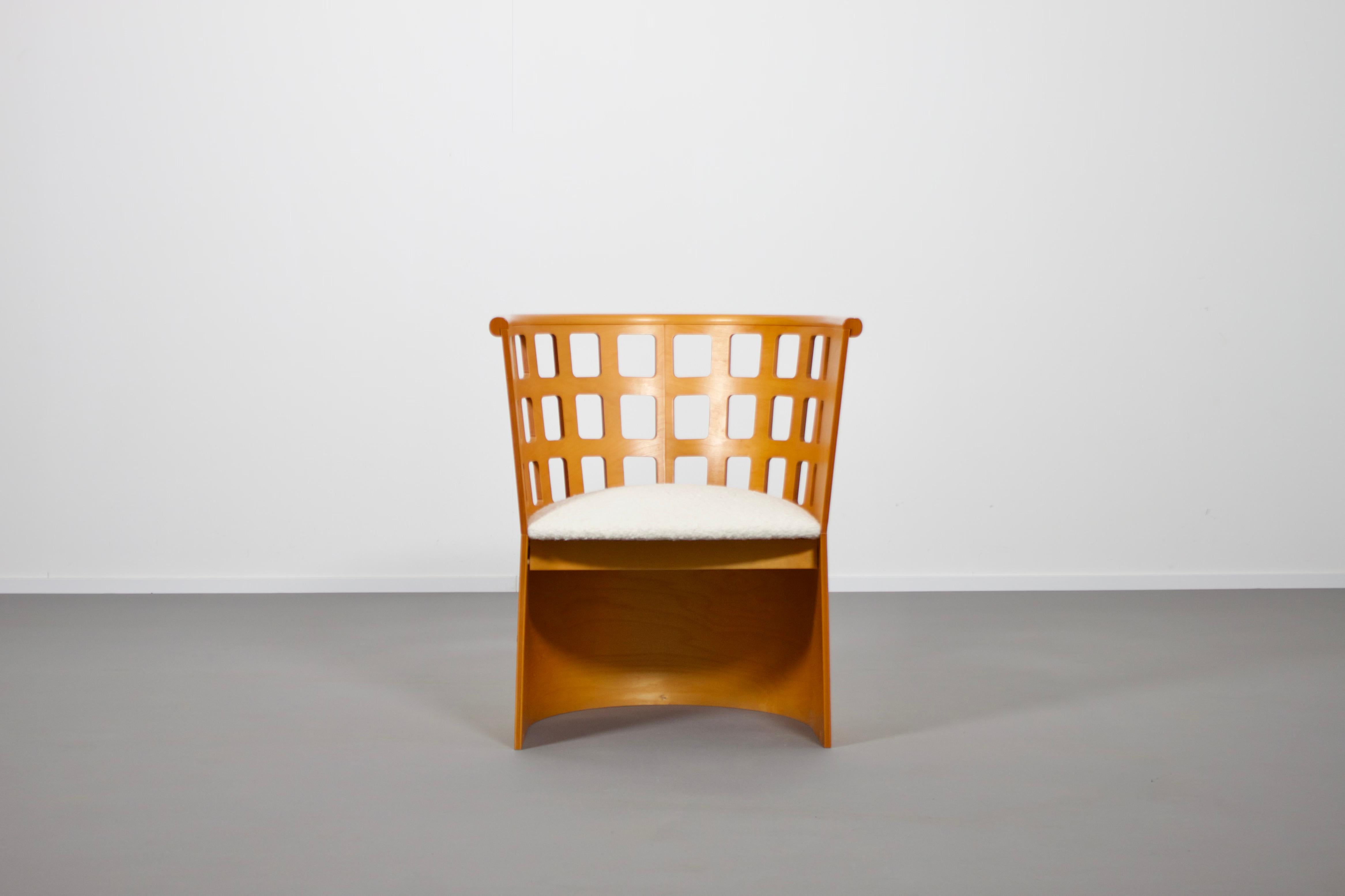 Schöner Birke Sessel in sehr gutem Zustand.

Entworfen von Eero Aarnio und hergestellt von Asko, Finnland.

Der Stuhl ist aus gebogenem Sperrholz gefertigt, das mit einem schönen Birkenfurnier laminiert ist.

Die Rückenlehne des Stuhls hat ein